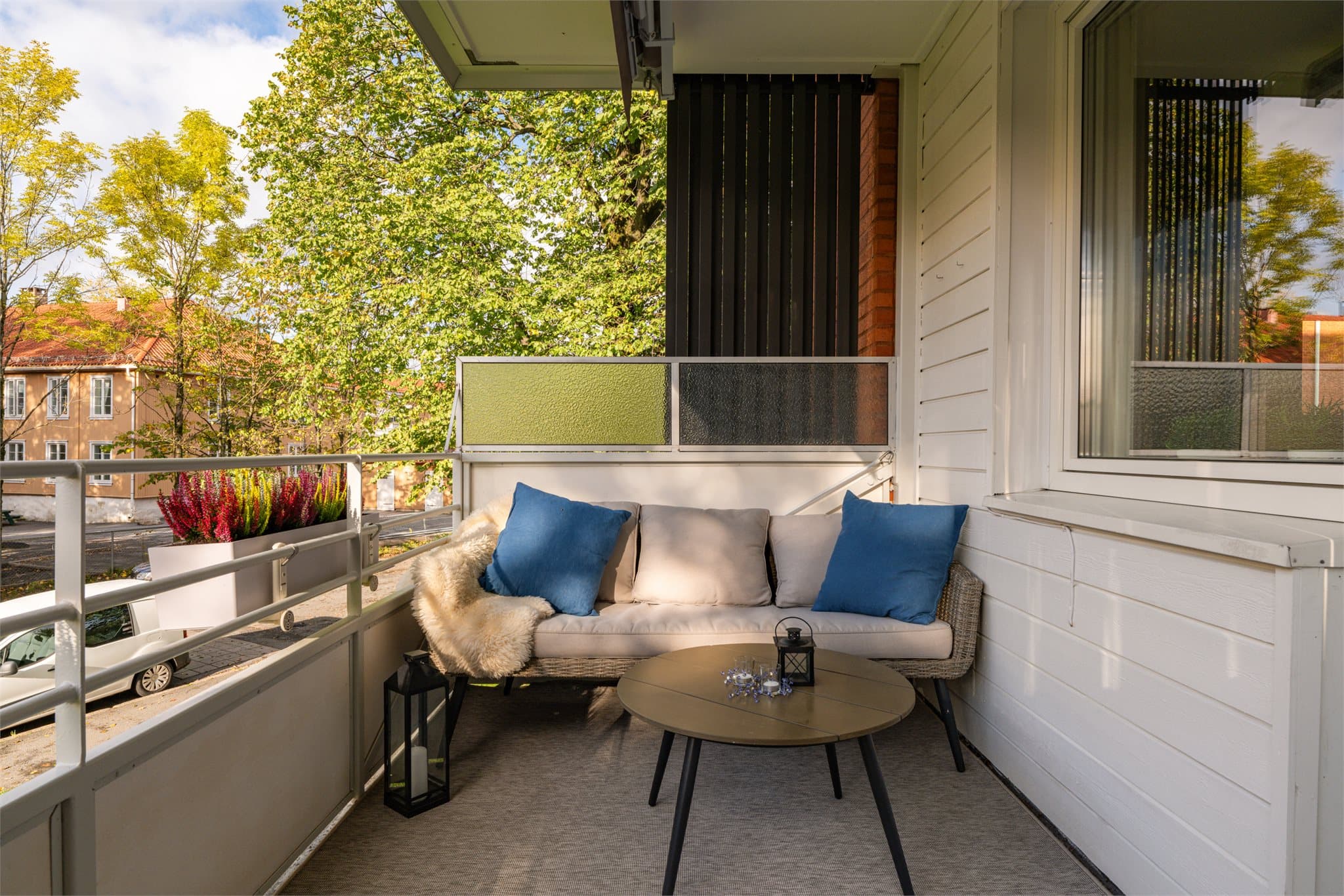 Den vestvendte balkongen på 7,6 m² har god plass til en sittegruppe og ble rehabilitert i 2021-22.