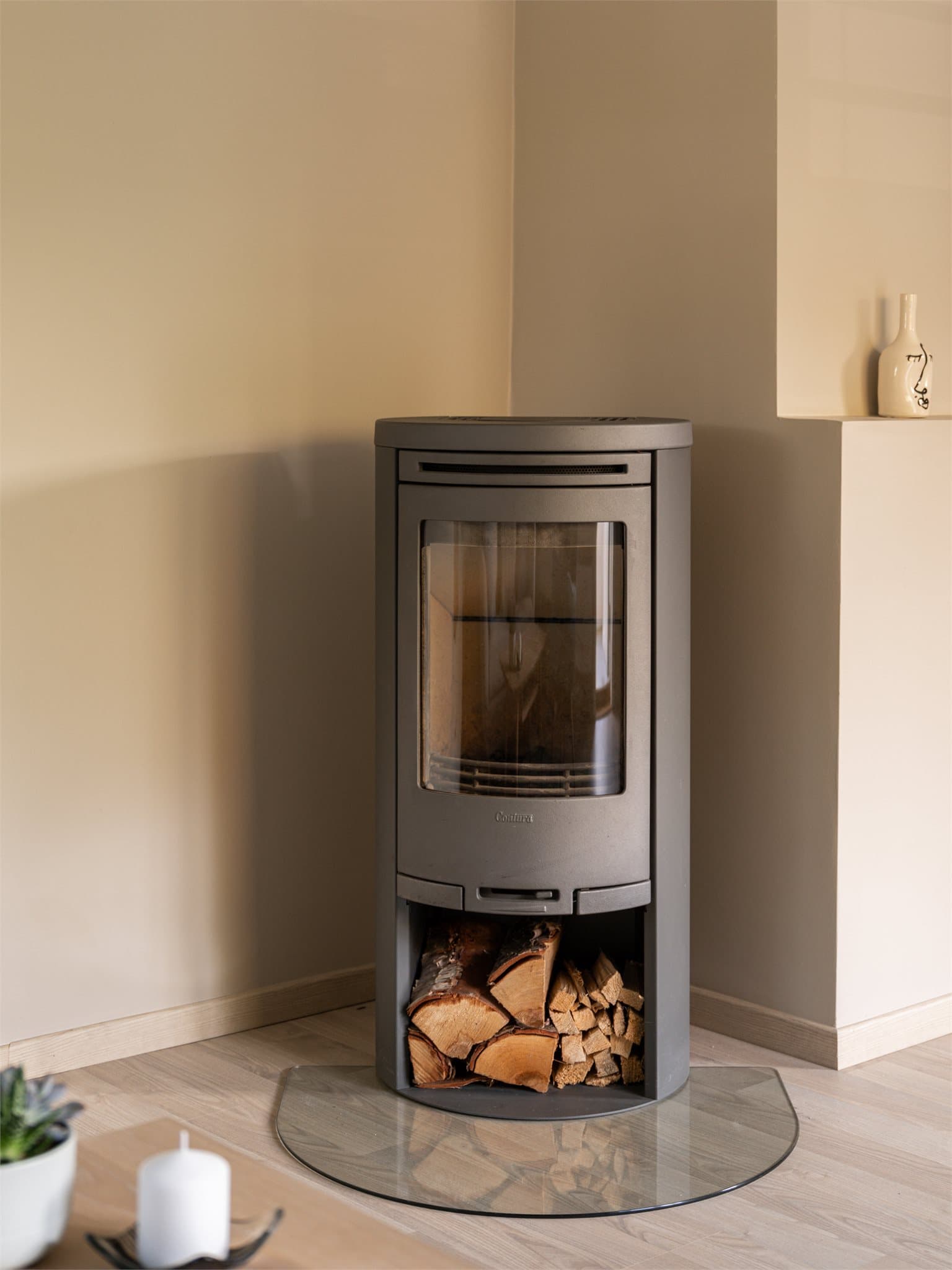 Peisovnen gir både stemning og en effektiv, alternativ oppvarmingskilde. Det er også installert elektriske panelovner som kan styres med wifi.