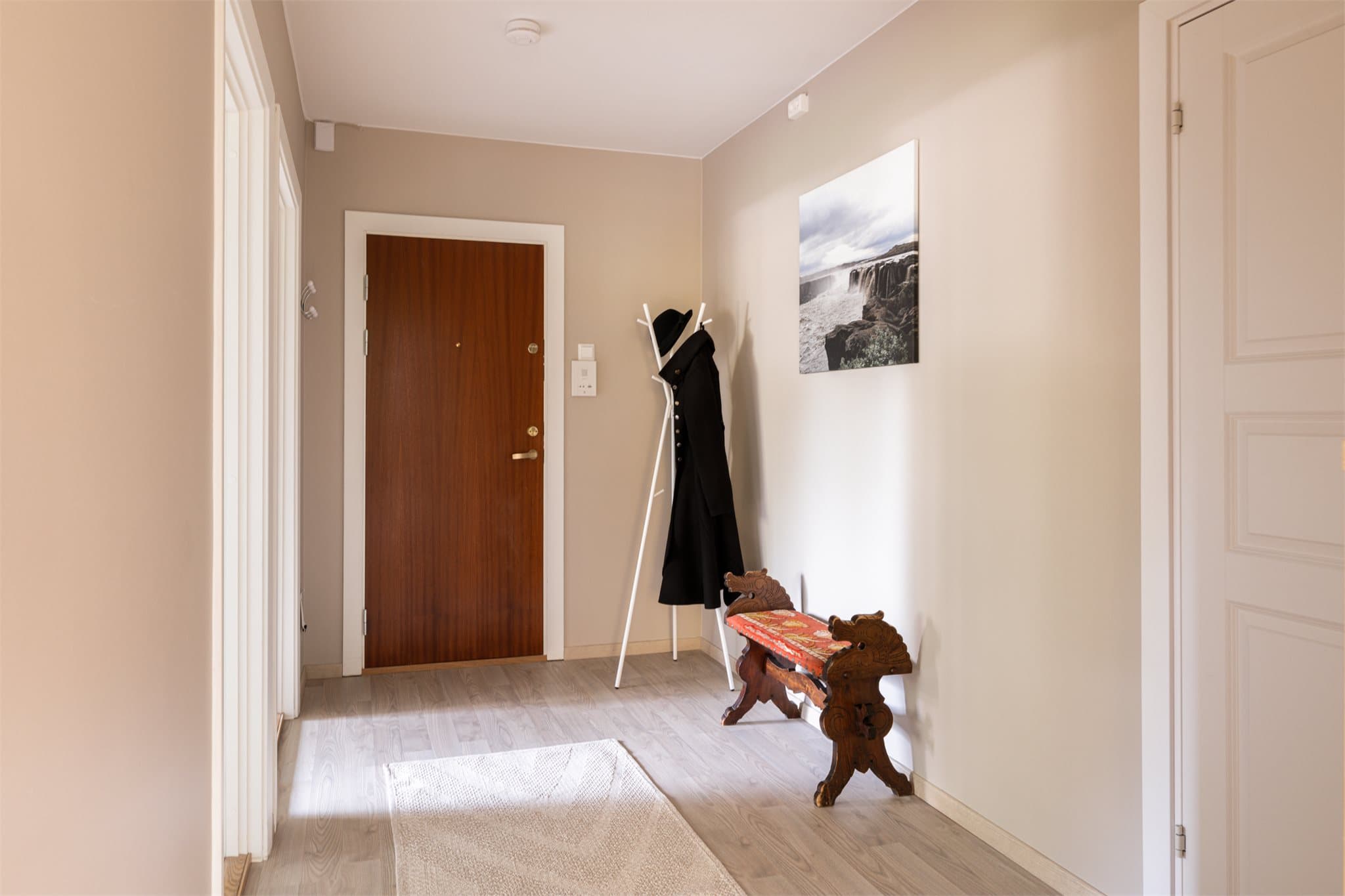 Velkommen inn i en lys entré med slitesterkt høytrykkslaminat, lagt i 2023.