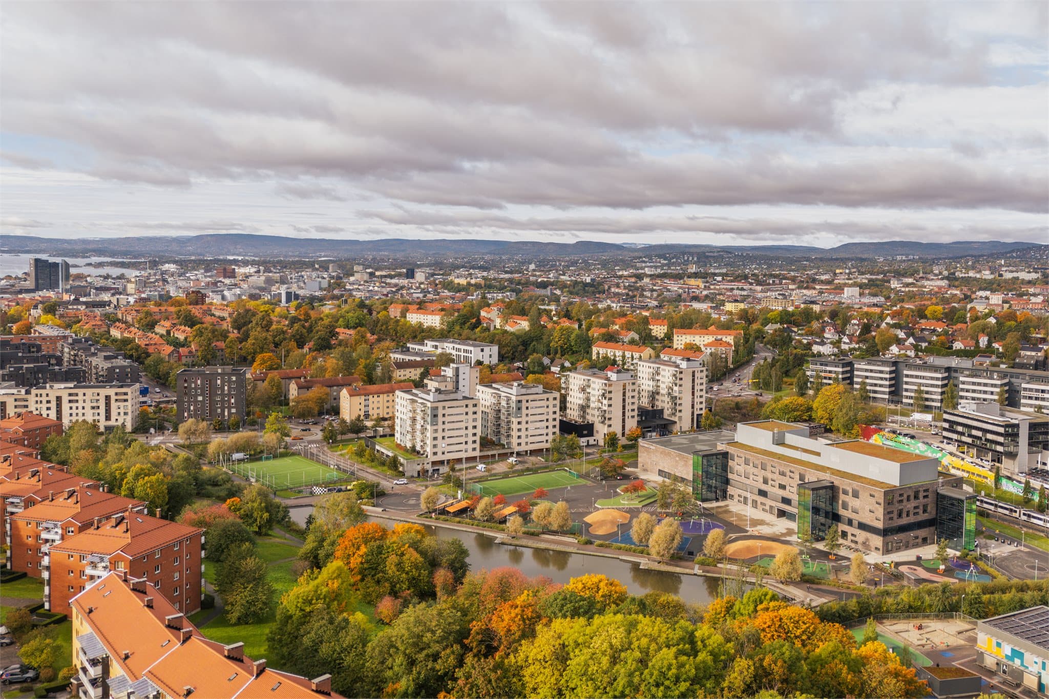 Hasle Torg med alle sine servicefasiliteter ligger rett i nærheten. Her finner du blant annet dagligvare, apotek, baker og vinmonopolet.