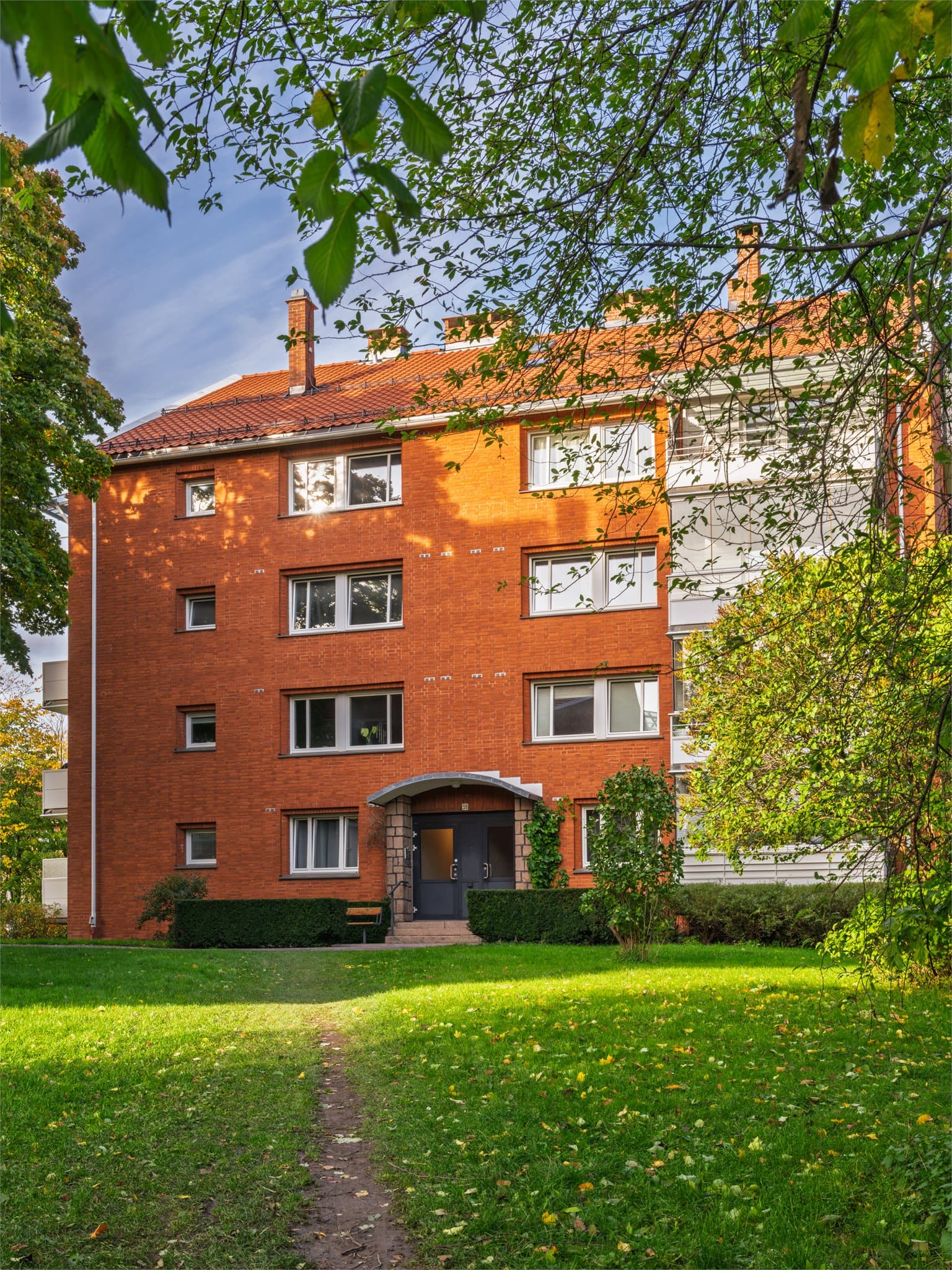 Adkomst til leiligheten via et felles trapperom med slitesterke terrazzo-trapper.