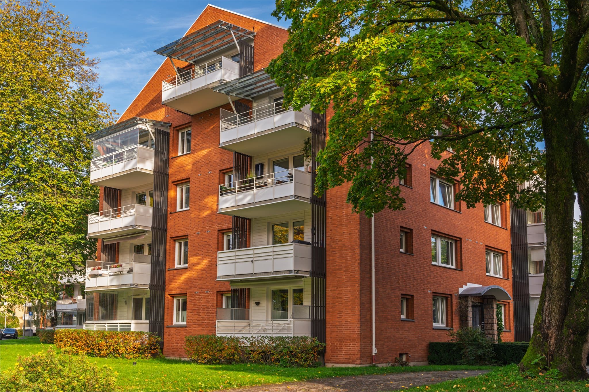 Boligblokken fra 1956 er jevnlig vedlikeholdt, med tak rehabilitert i 2021-22.