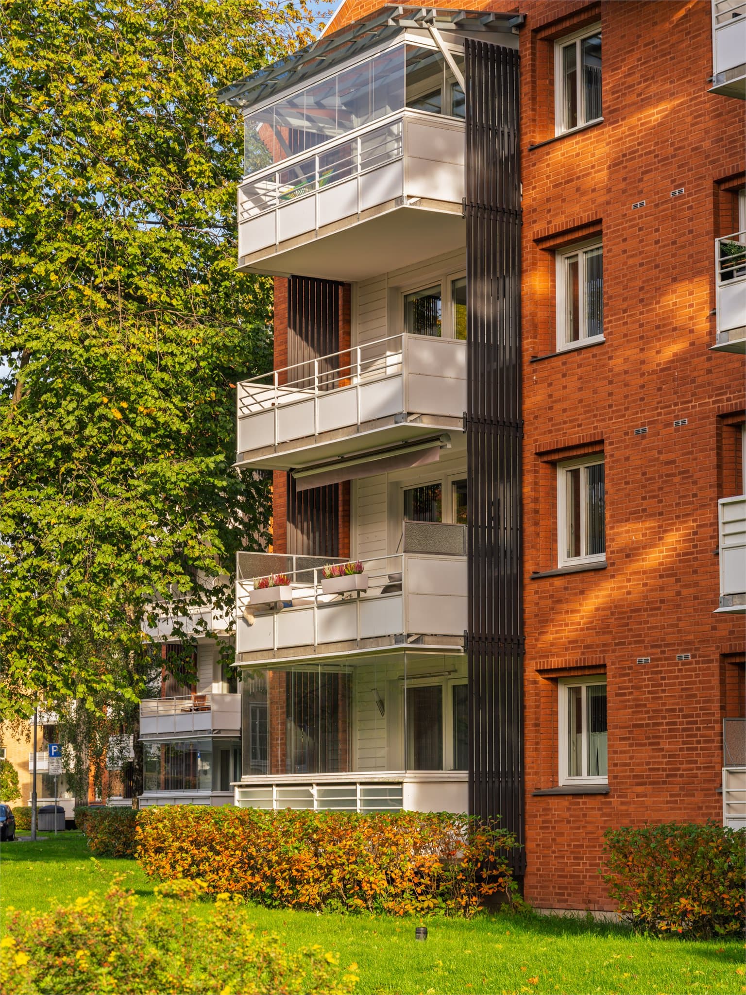 Borettslaget har store, grønne fellesarealer med plen og beplantning.