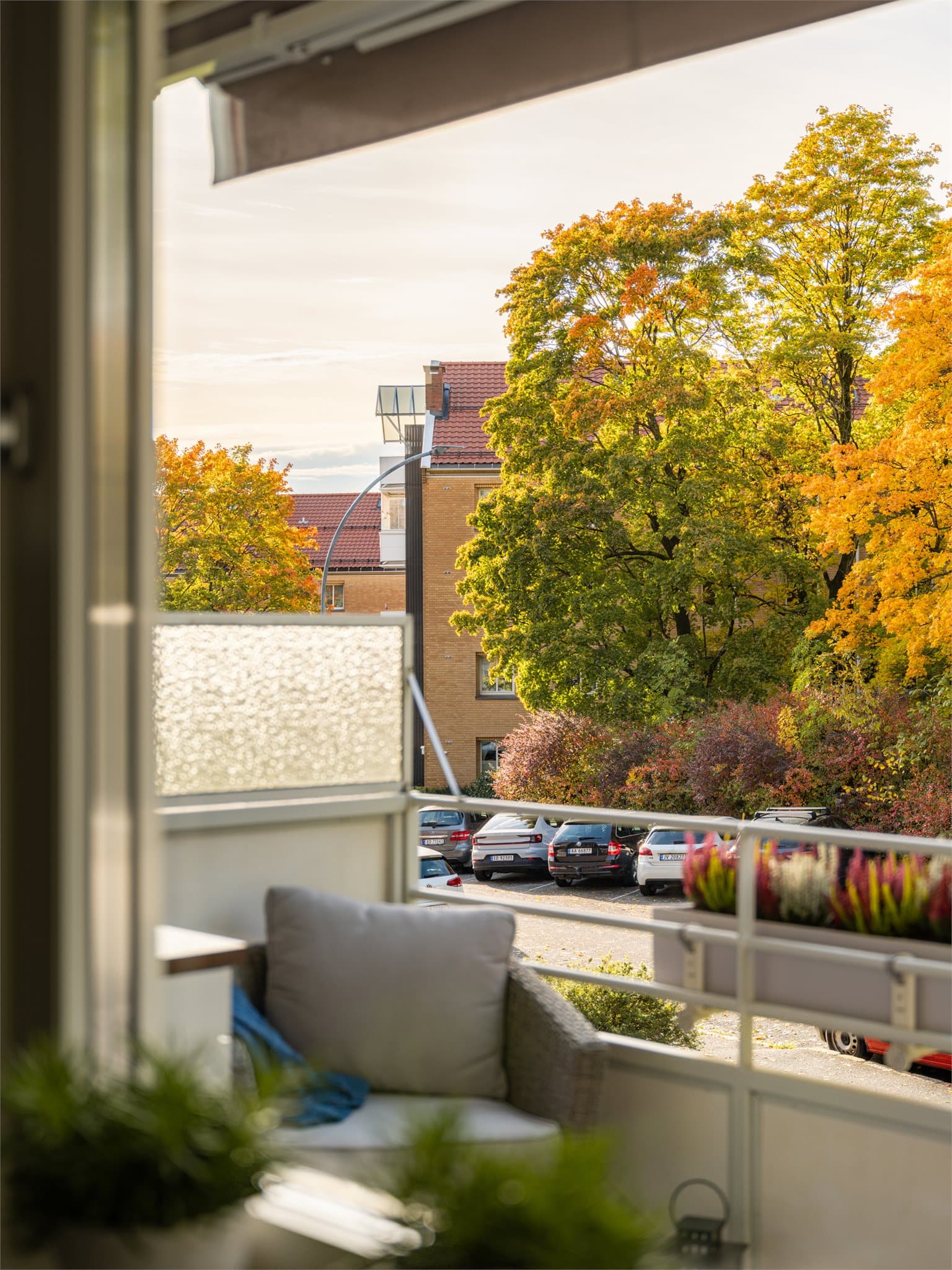 Ettermiddagssolen kan nytes herfra med utsyn mot rolige omgivelser.