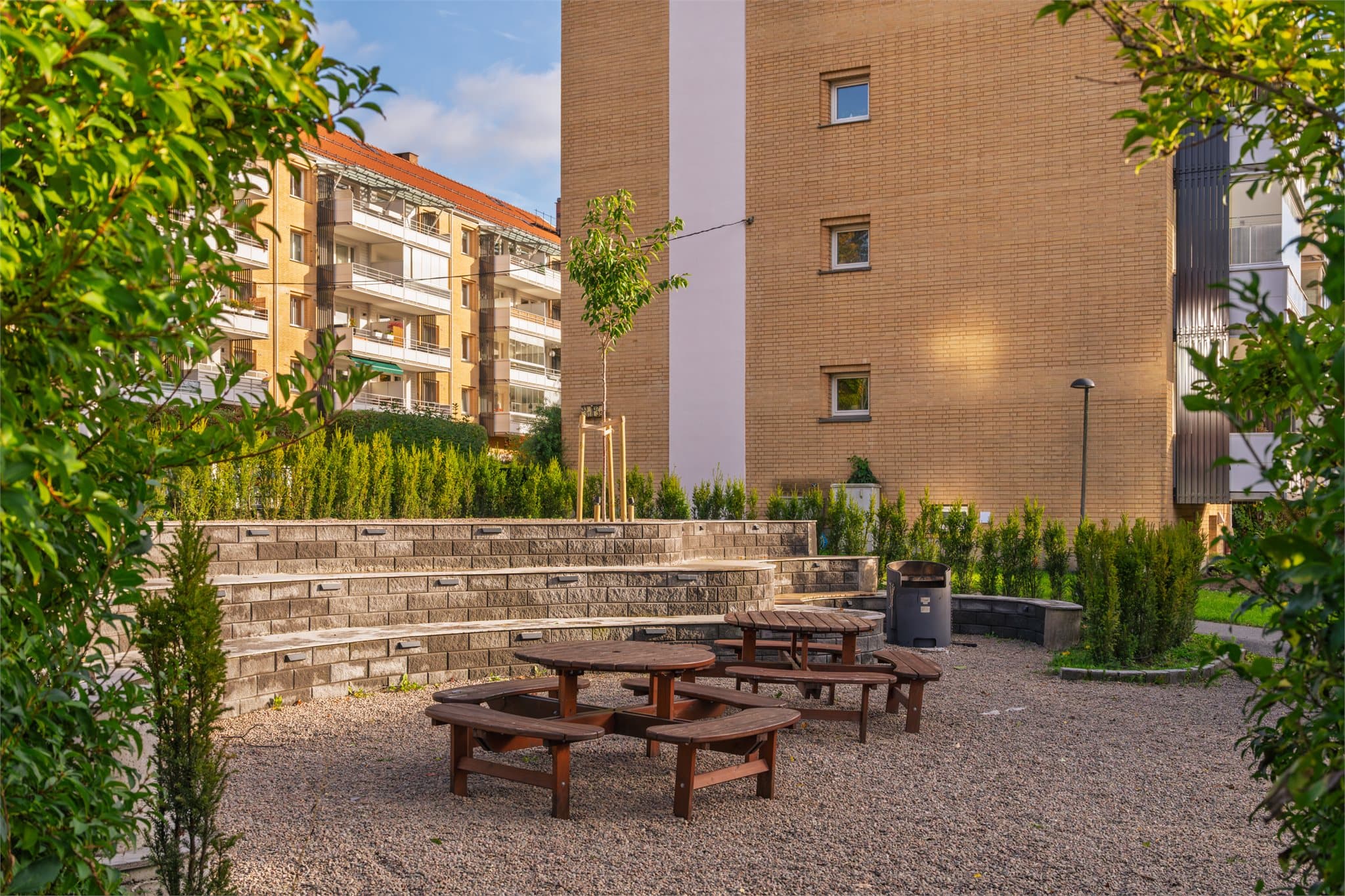 I regi av borettslaget er det heising av flagg med korps på 17. mai og julegrantenning med korps før jul.