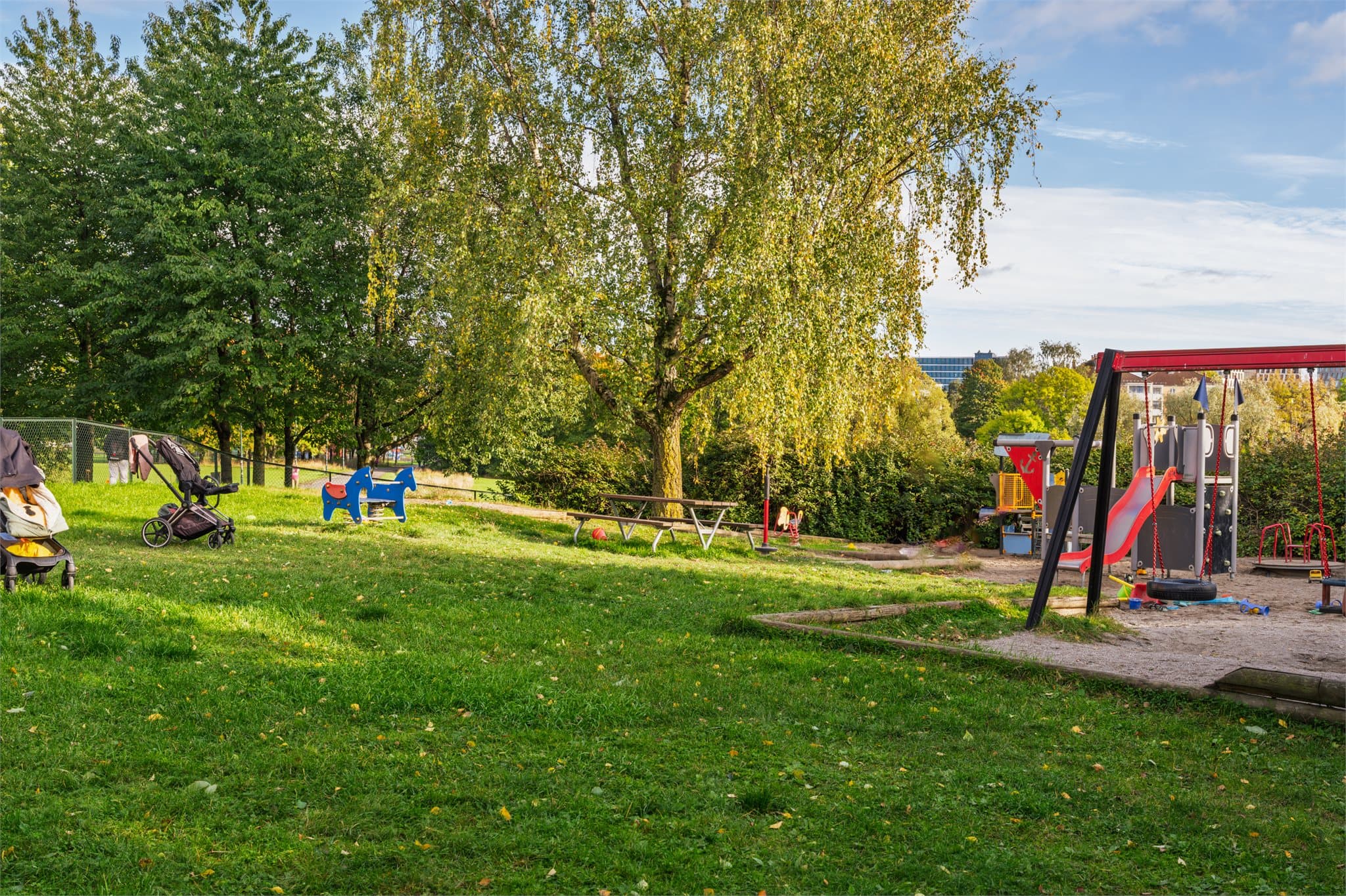 Flere lekeplasser i umiddelbar nærhet gjør dette til et barnevennlig nabolag.