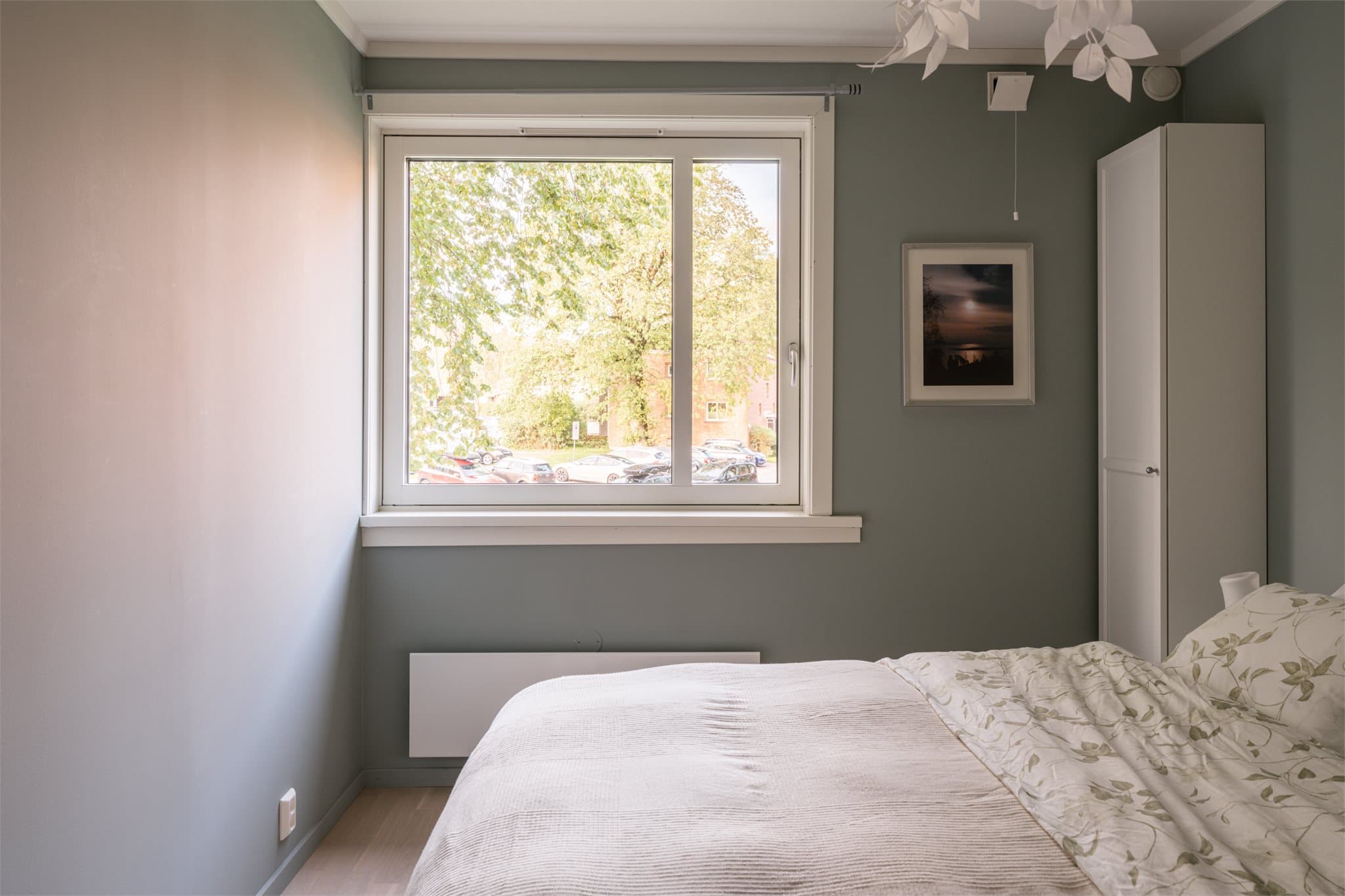 Overflatene på soverommene ble pusset opp i 2019, med trestavs parkett på gulvet og malte vegger.