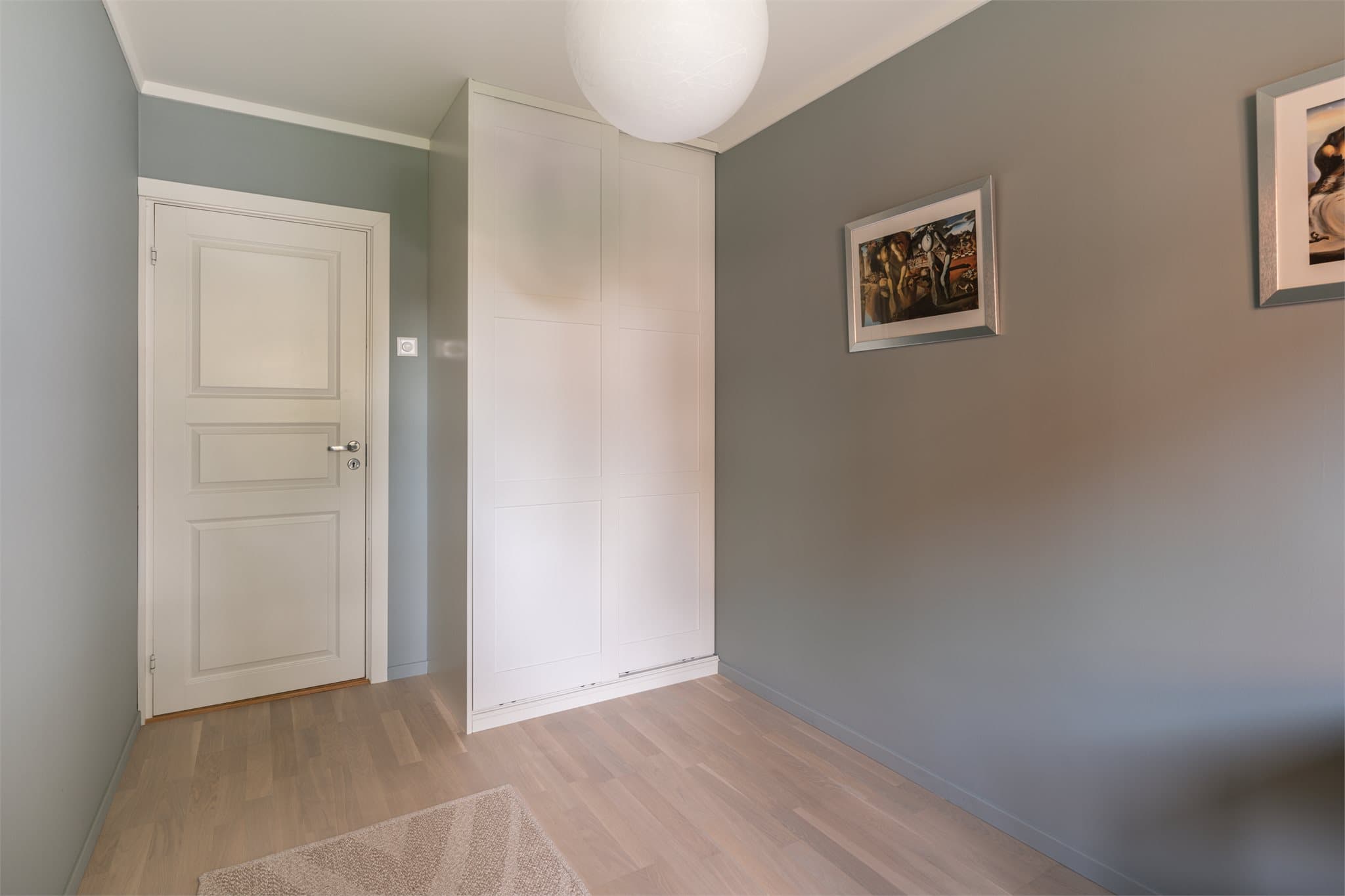 Begge soverommene holder en god og moderne standard.