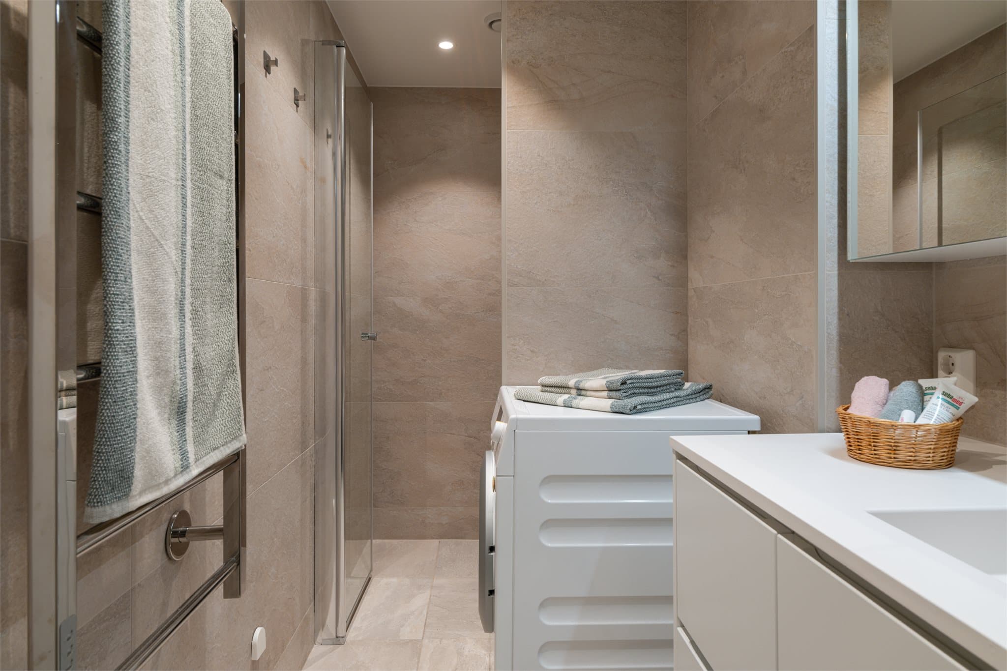 Badet ble totalrenovert i 2023 og fremstår moderne og delikat.