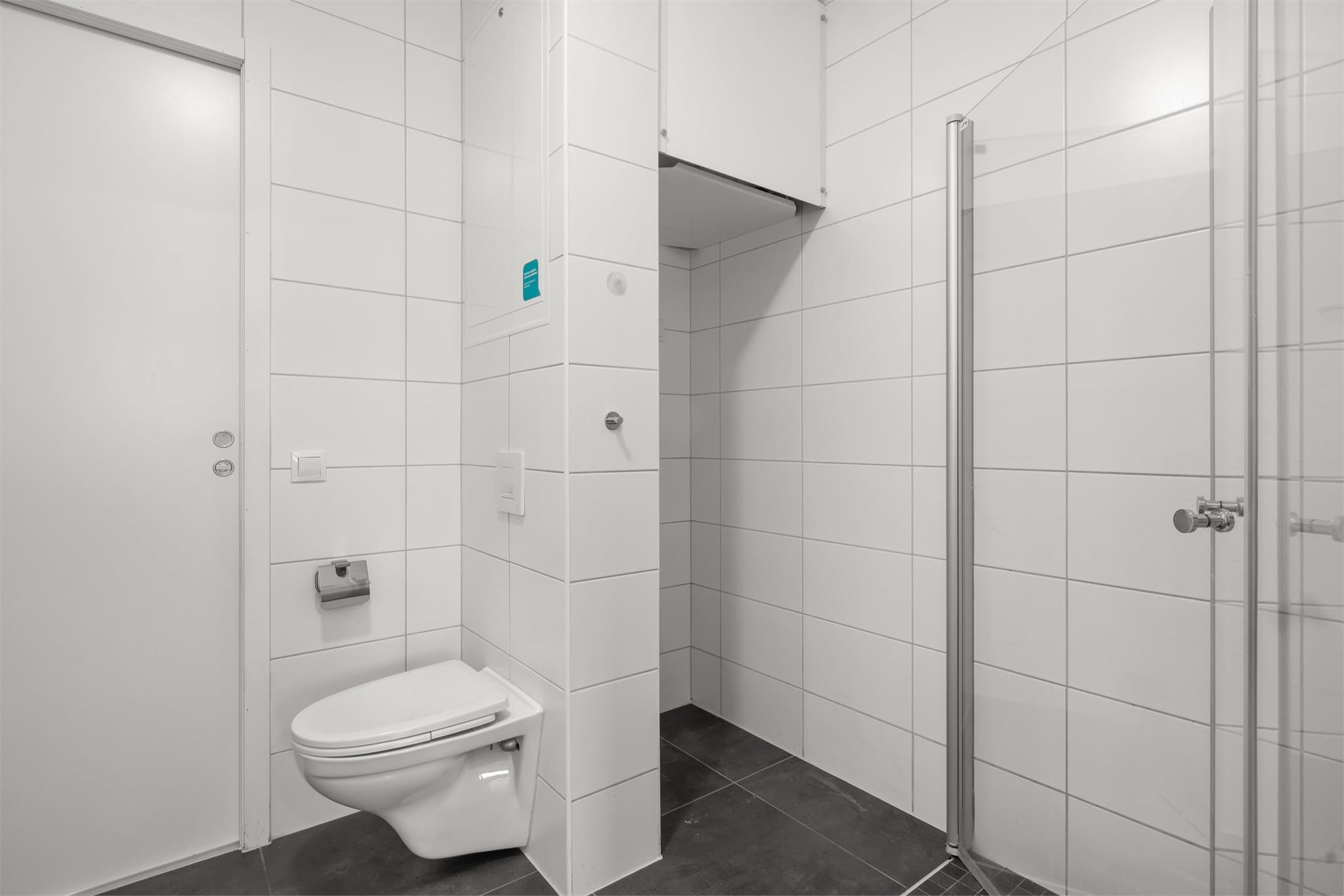 Praktisk vaskesøyle med opplegg for vaskemaskin og tørketrommel.