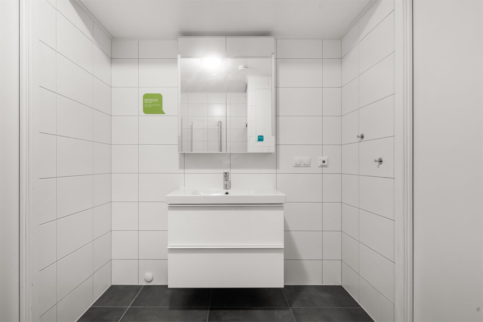 Baderomsinnredningen har innredning fra Ikea.