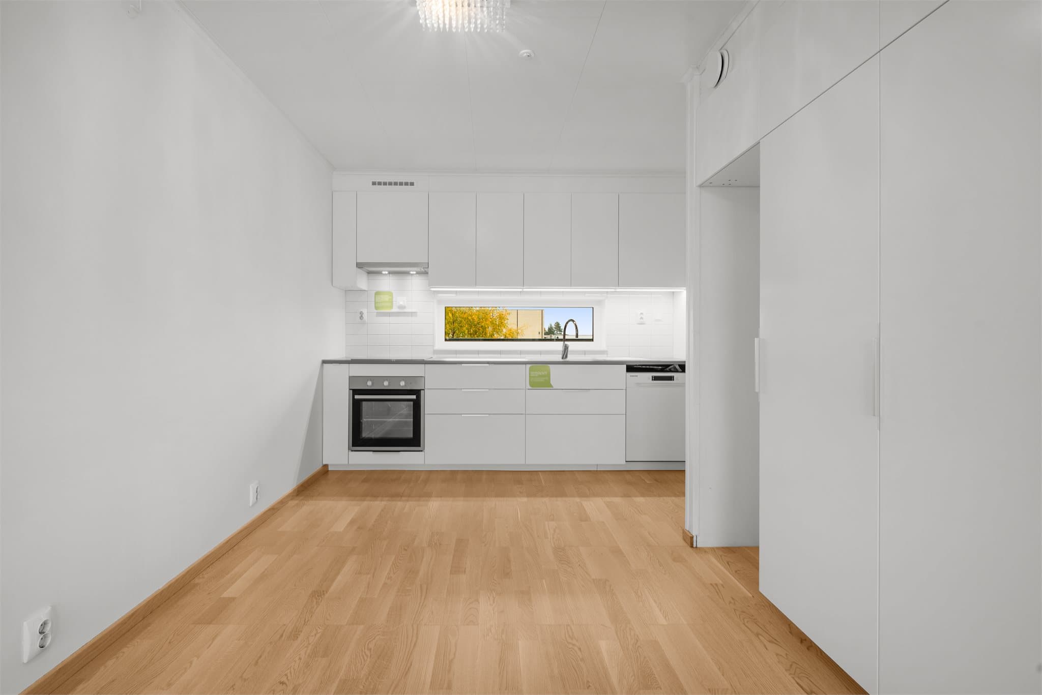 Kjøkkeninnredningen er fra Ikea med hvite, slette fronter og laminat benkeplate.