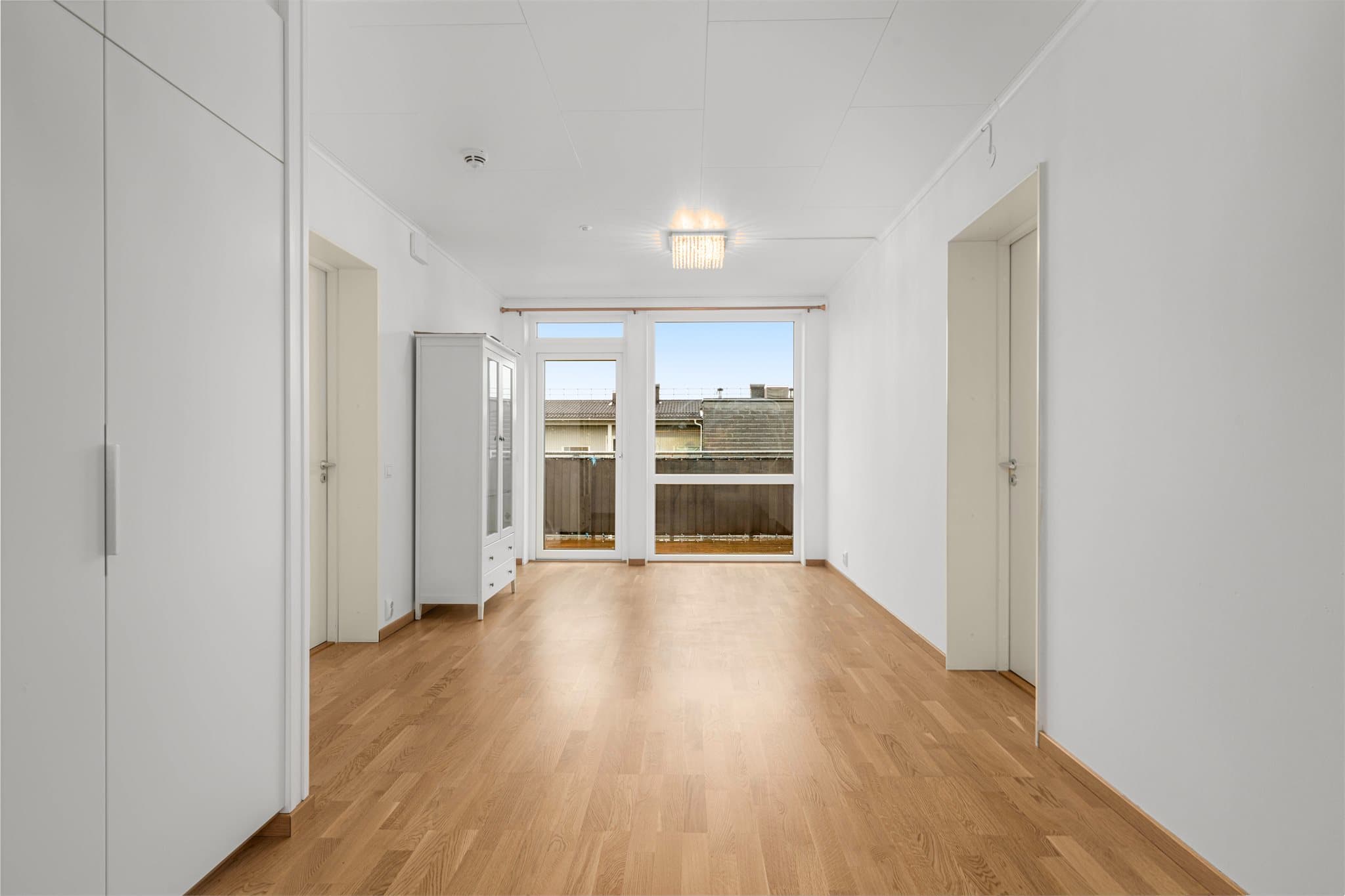 Leiligheten er gjennomgående og byr på gode lysforhold.