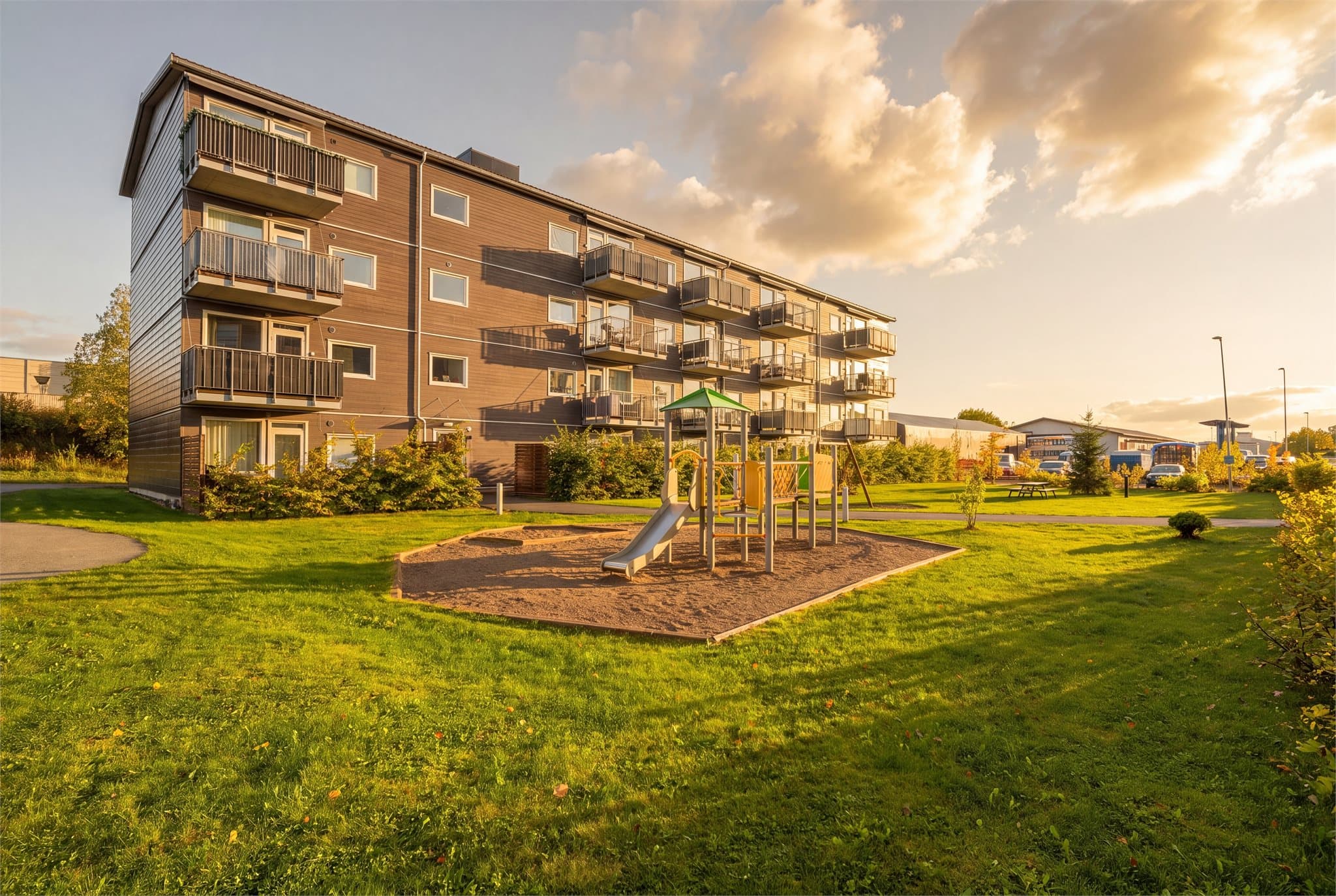 Emera Øvre Romerike ønsker velkommen til Østerudvegen 32! Foto: Flytende Film - bildet har redigert himmel/solforhold.