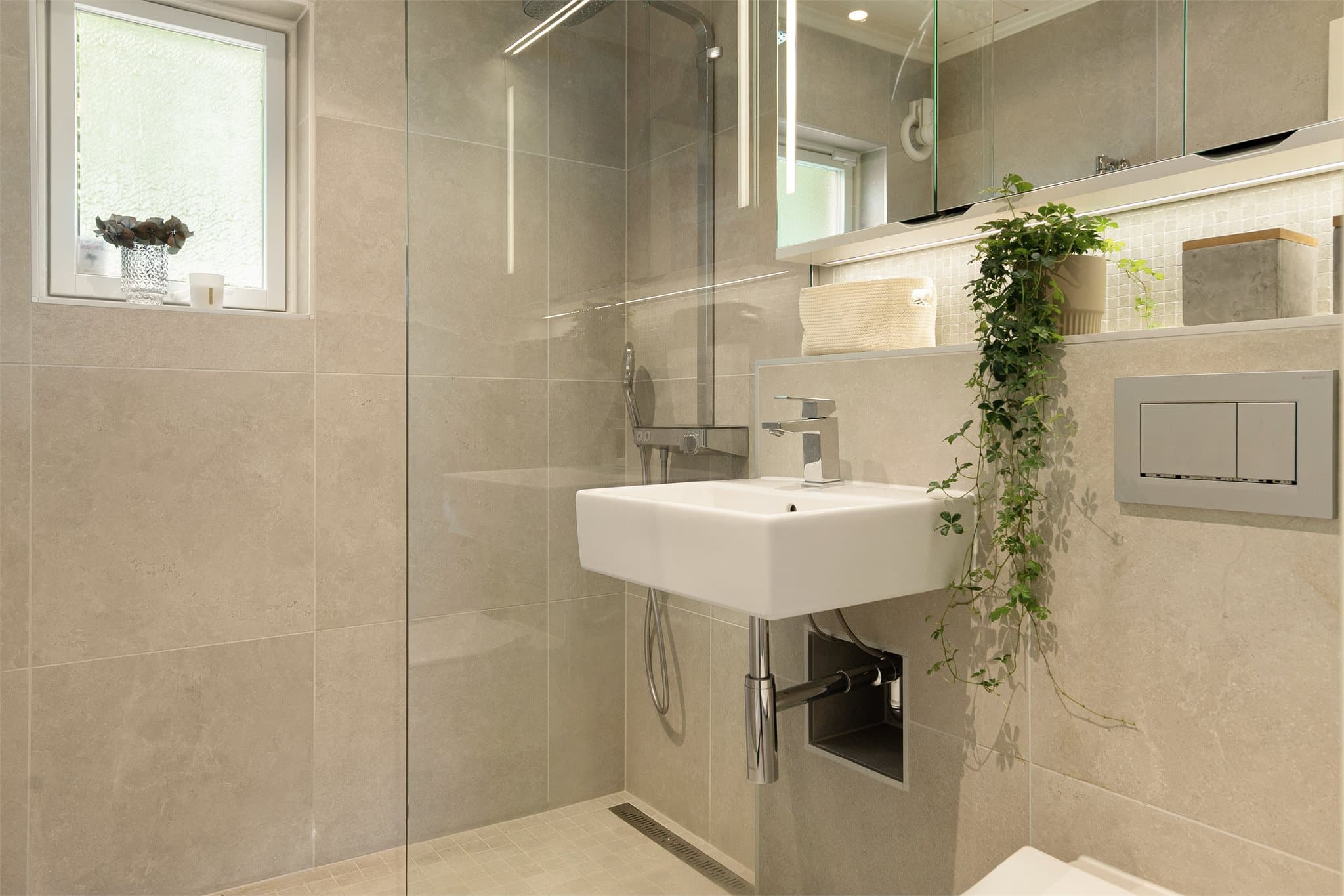 - Det andre badet i etasjen måler 3 m² og ble renovert i 2017 med Hansgrohe rainshower dusj, toalett og vask fra Villeroy&Boch med Grohe blandebatteri -
