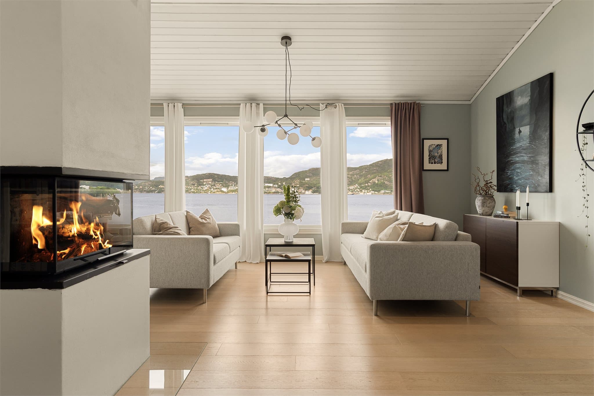- Stuen måler hele 40,9 m² og har godt med plass til flere sittegrupper i ulike soner -