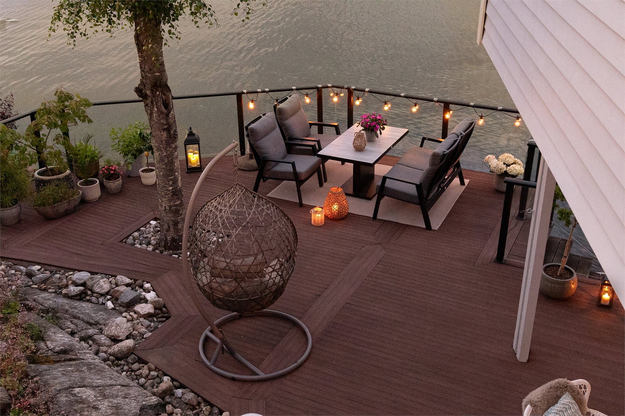 - Boligen har fantastiske uteområder med altan, terrasse, takterrasse og en lekker hage -