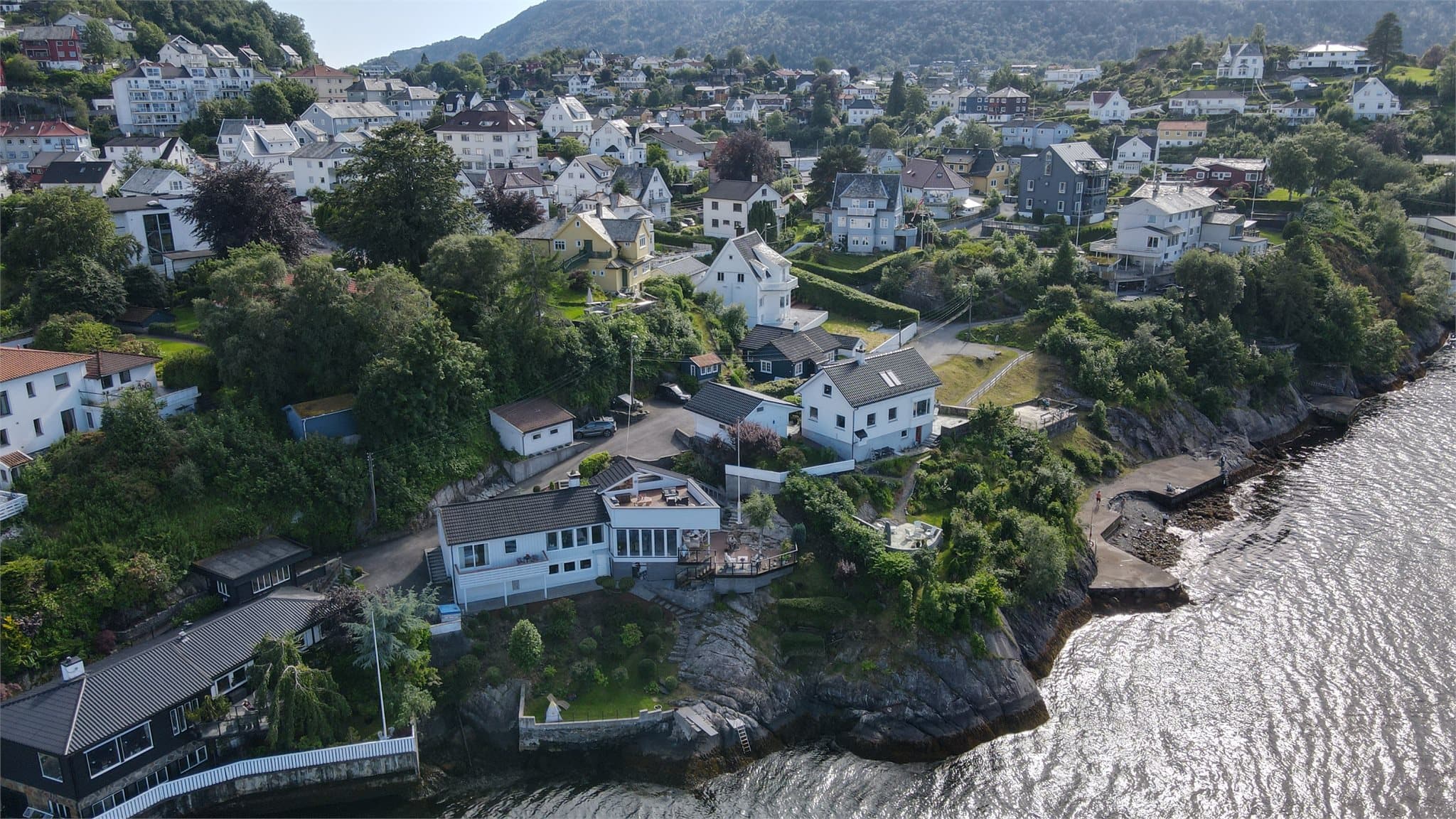 - For den aktive ligger Bergen klatresenter innen 4 minutters gange og Energi treningssenter innen 9 minutter -