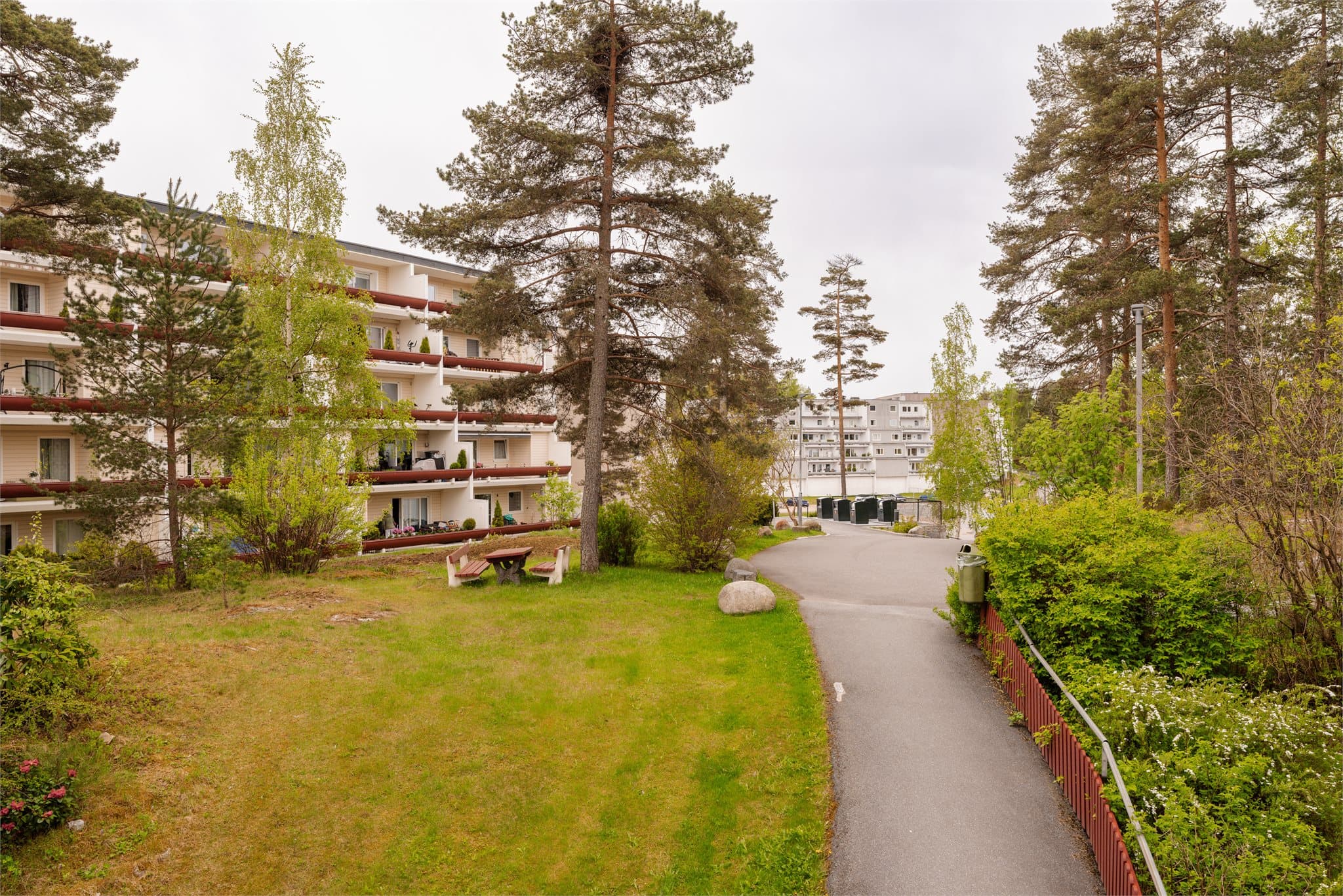 Vestli har svært gode kollektivforbindelser, og Vestli T-banestasjon ligger kun få minutters gange fra boligen. Herfra går linje 5 med hyppige avganger direkte til Oslo sentrum.