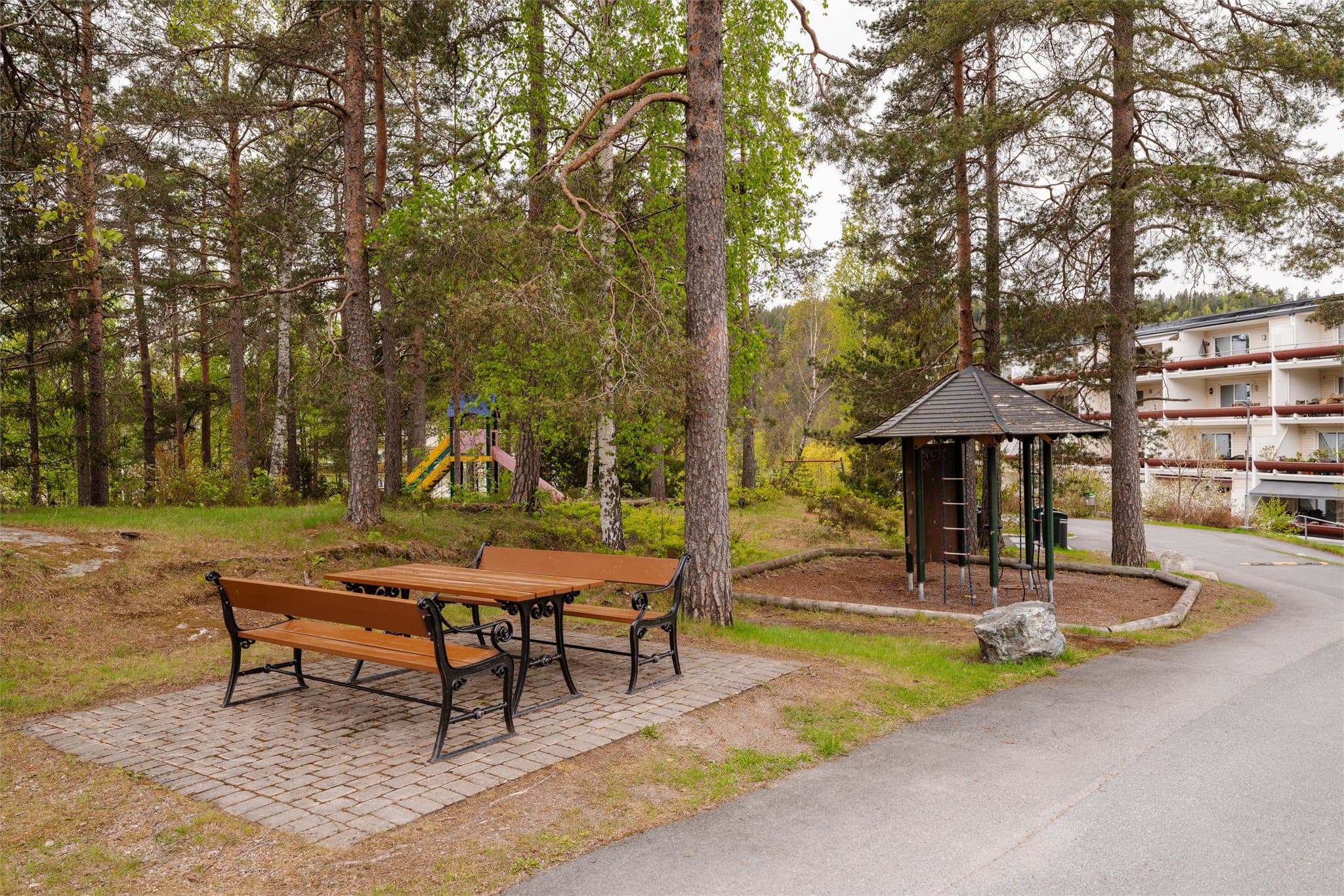 Borettslaget har opparbeidede uteplasser og lekeapparater på fellesområdene.