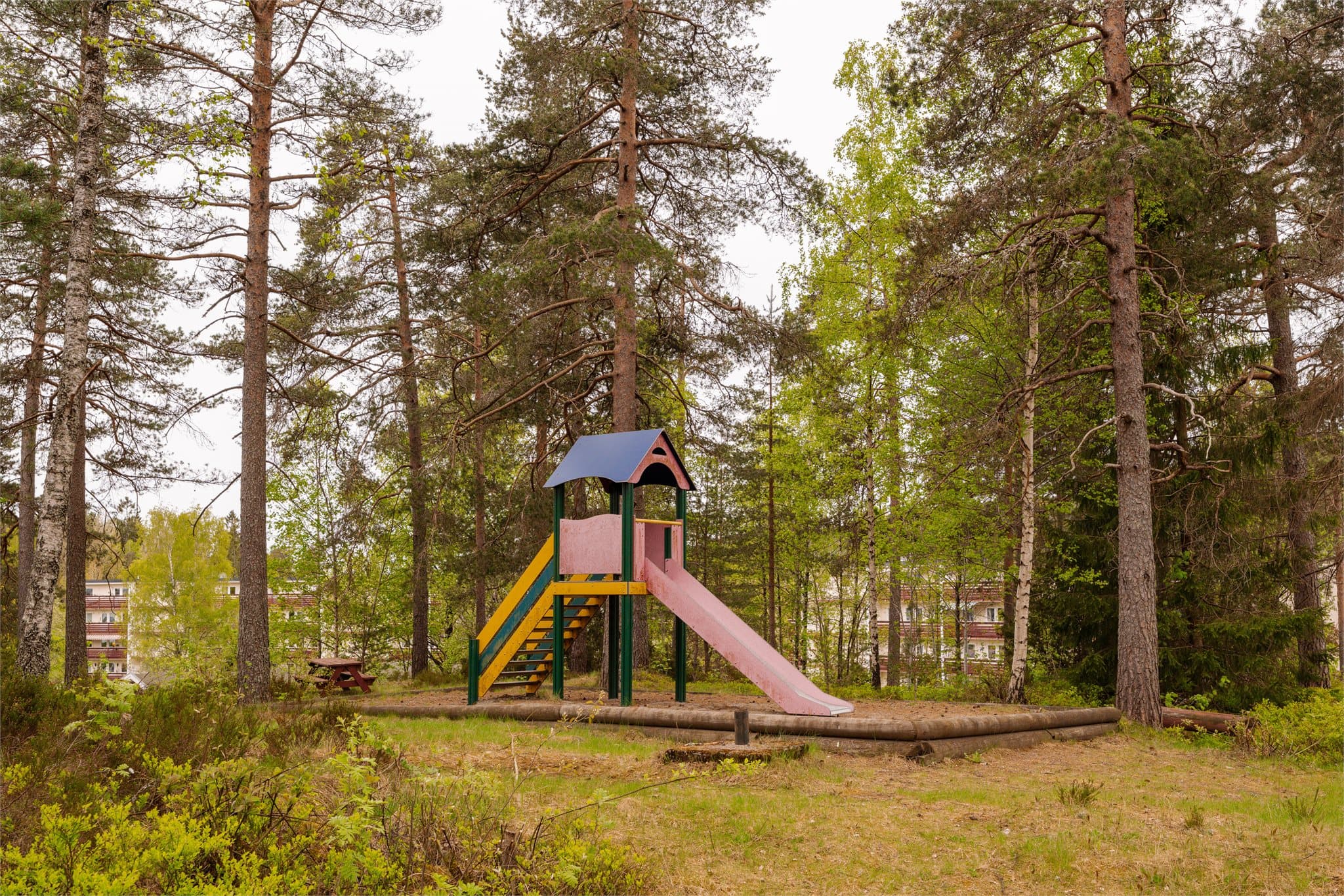 Nærområdet er barnevennlig med flere lekeplasser og uteområder.