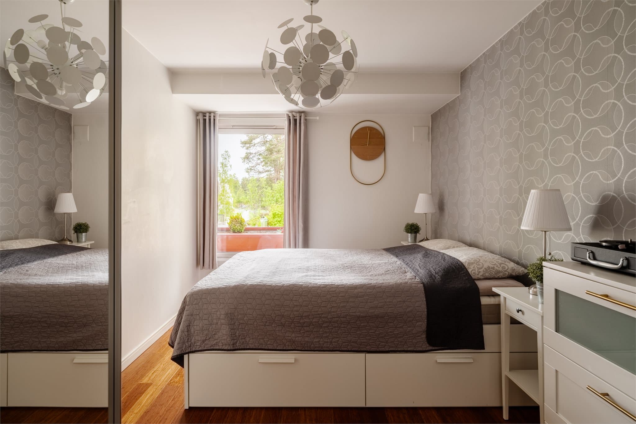 Soverom med plass til dobbeltseng og oppbevaringsmøbler.