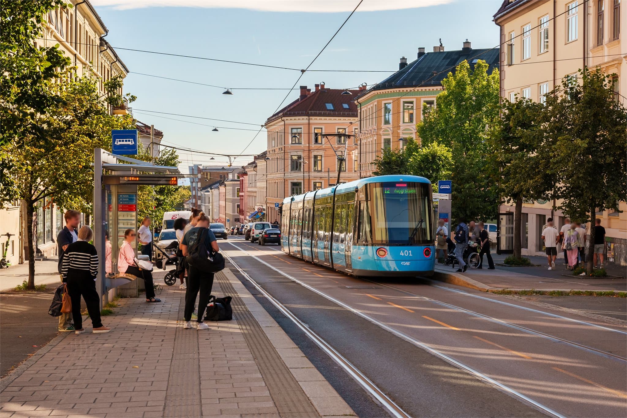 Meget god kollektivdekning med trikkelinjene 11, 12 og 18, samt flere busslinjer, rett ved leiligheten.