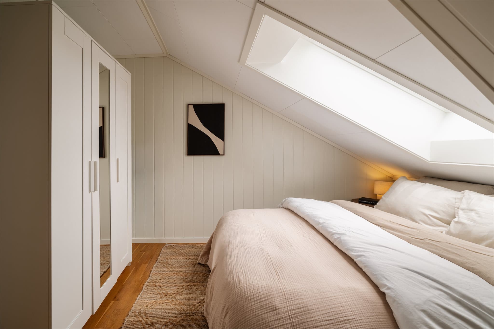 Rommet har god plass til garderobeskap for effektiv oppbevaring.