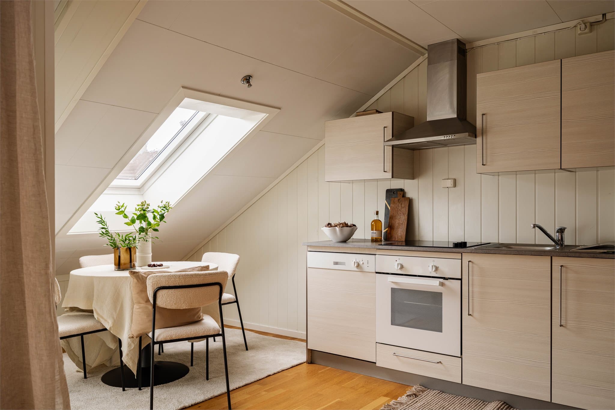 Plass til spisebord for venner og familie kan samles.