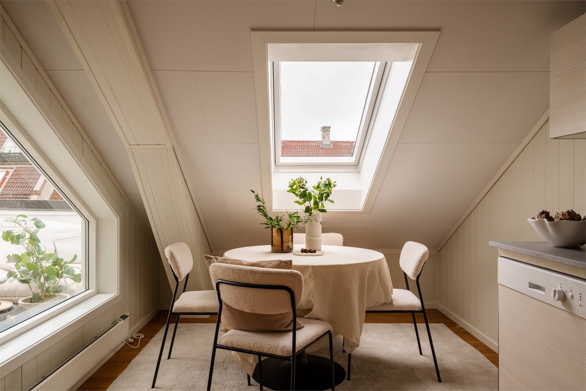 Store Velux-takvinduer sørger for godt med naturlig lysinnslipp og skaper en lys og luftig atmosfære.