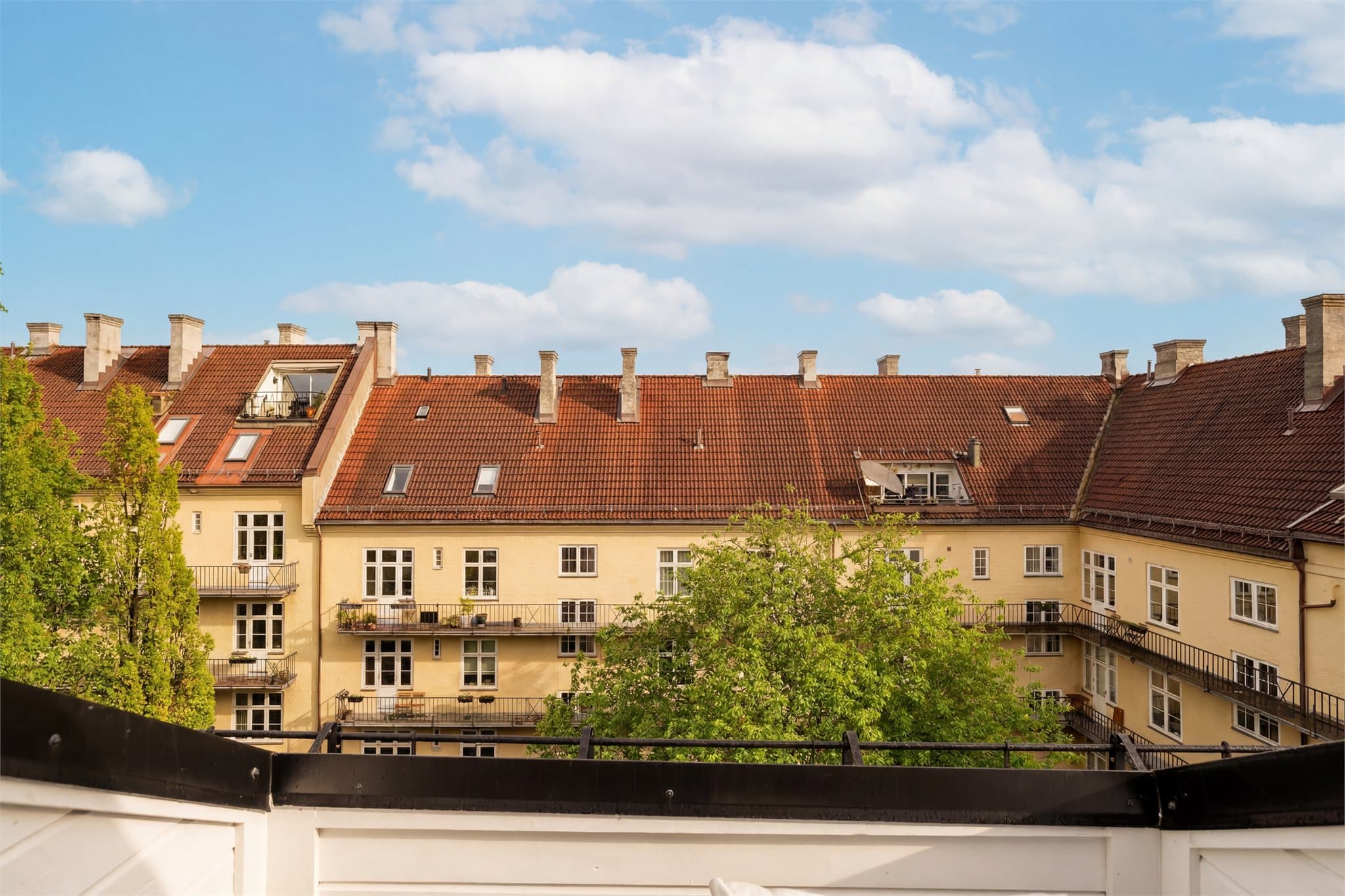 Fra takterrassen er det utsikt over den rolige bakgården, midt på populære Torshov. Bildet er AI redigert.