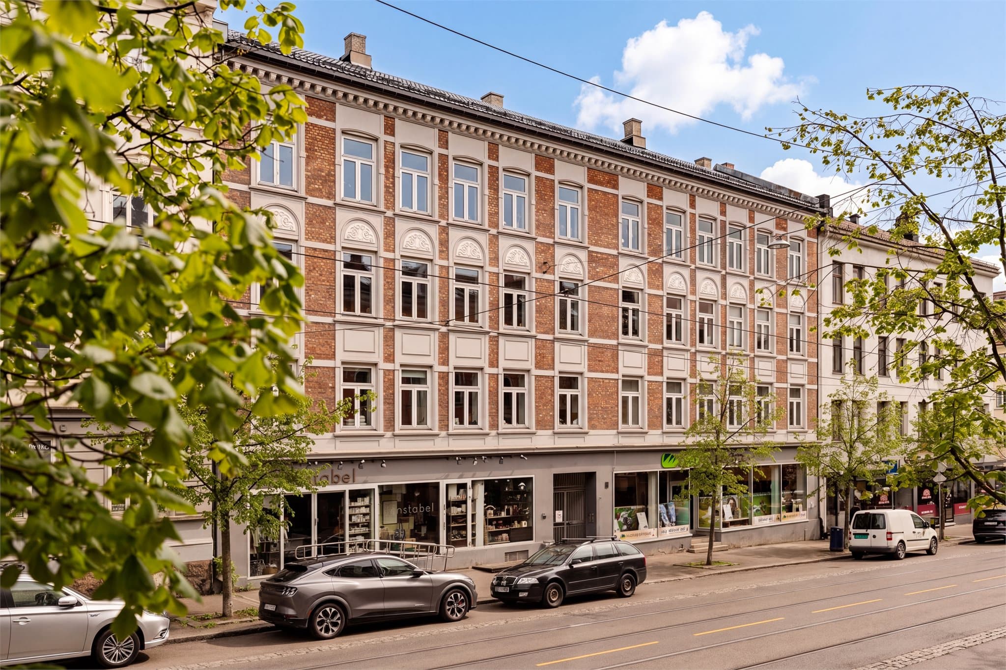 Leiligheten har en sentral beliggenhet på Torshov i en klassisk bygård fra 1903. Bildet er AI redigert.