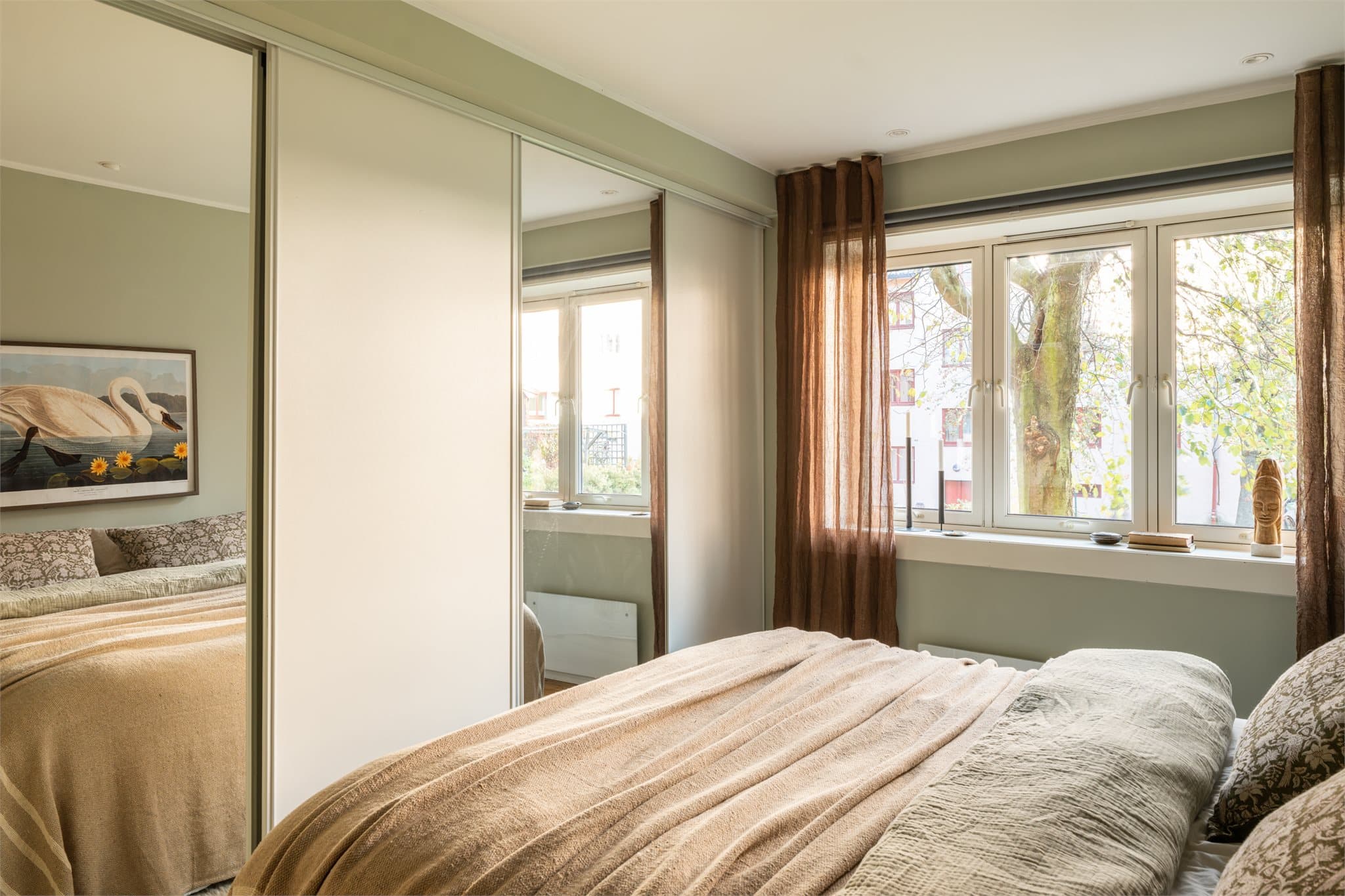 En stor skyvedørsgarderobe med speilfronter gir gode oppbevaringsmuligheter.