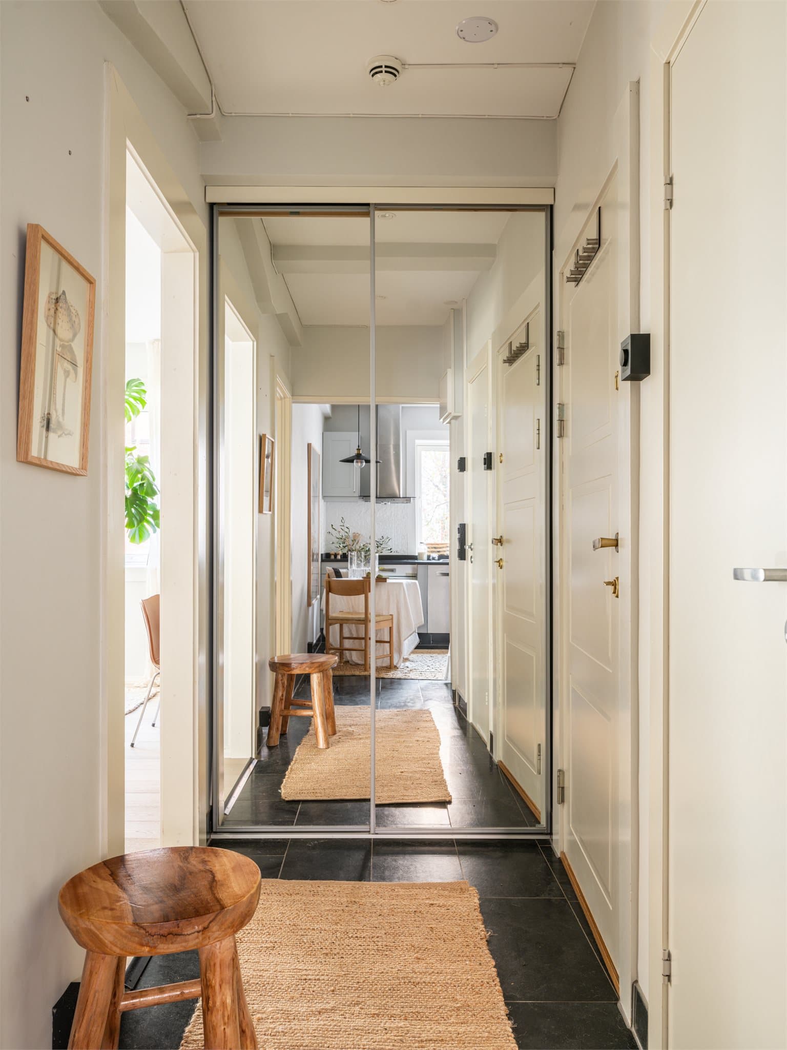 Entréen har flislagt gulv med gulvvarme og praktisk skyvedørsgarderobe.