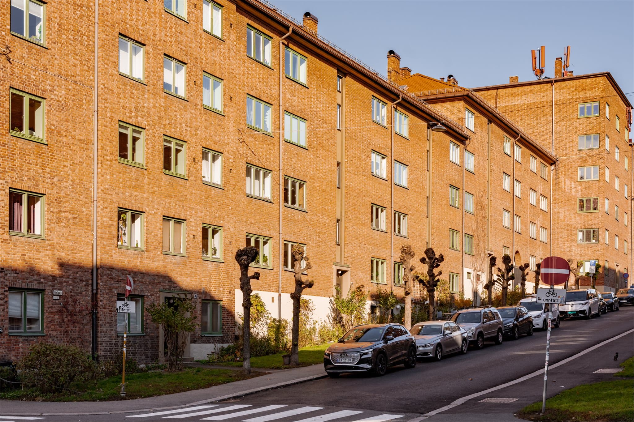 Leiligheten ligger i en høy 1.etg. Med oppholdsrom vendt ut mot gaten.