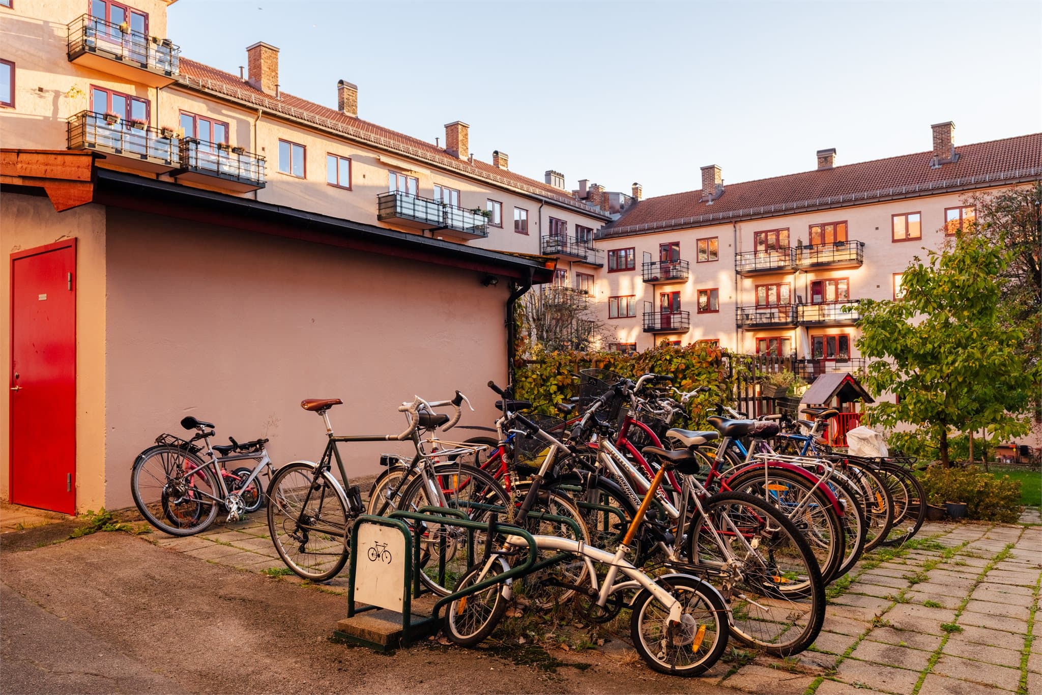 Tilrettelagt sykkelparkering i bakgården.