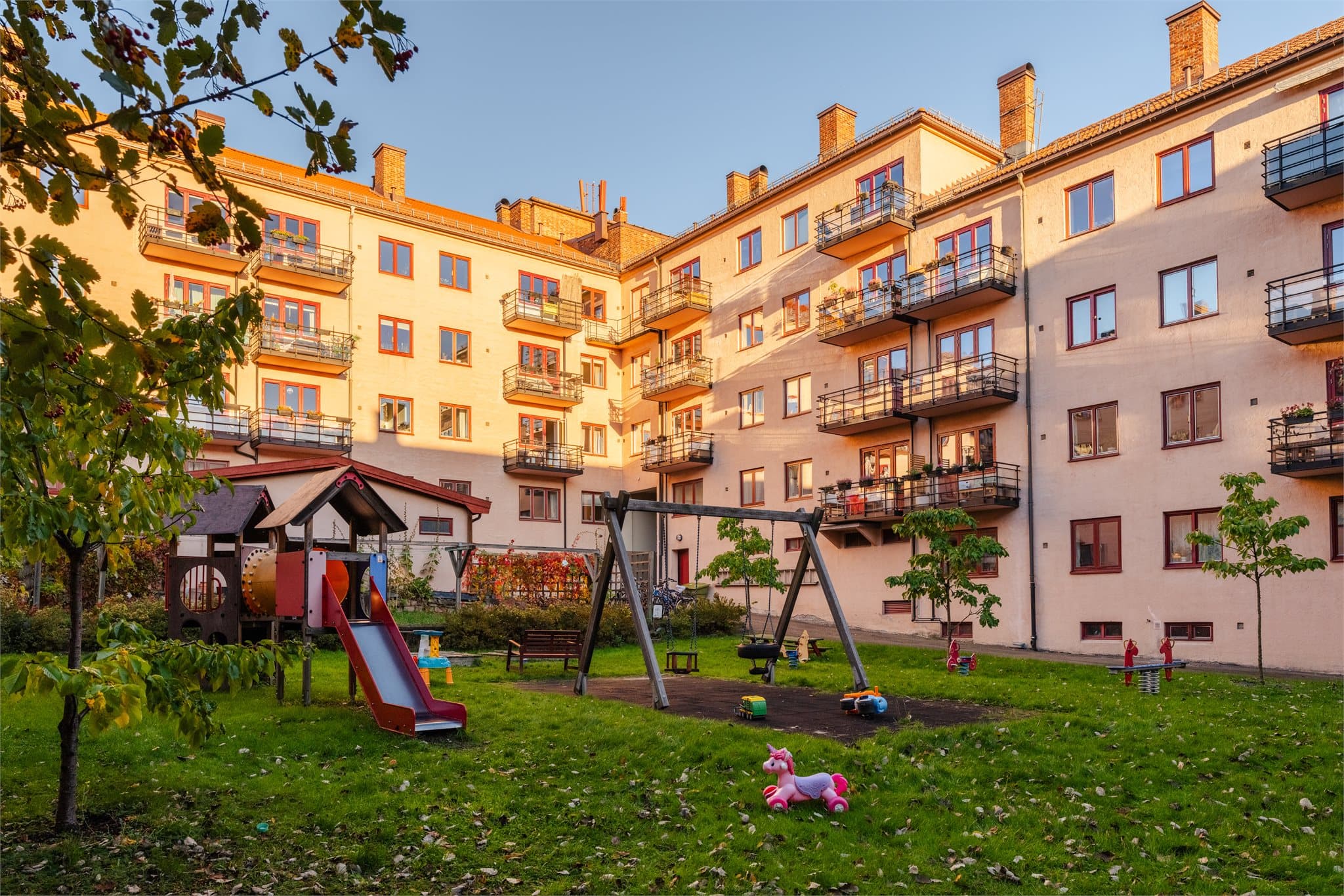 Bilfrie og barnevennlige fellesarealer omkranset av bygårdene.