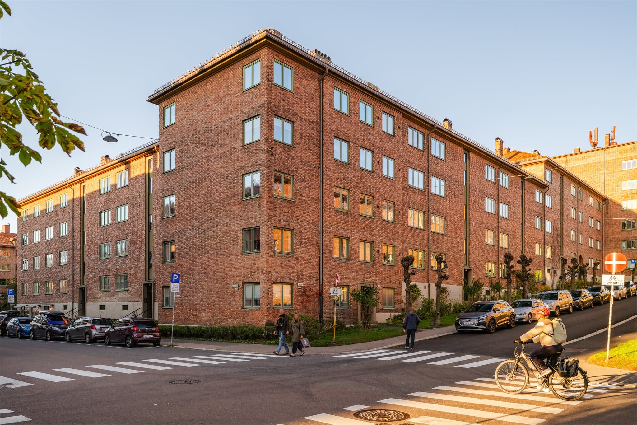 Bygården fra 1931 er oppført med fasader i forblendet teglstein.