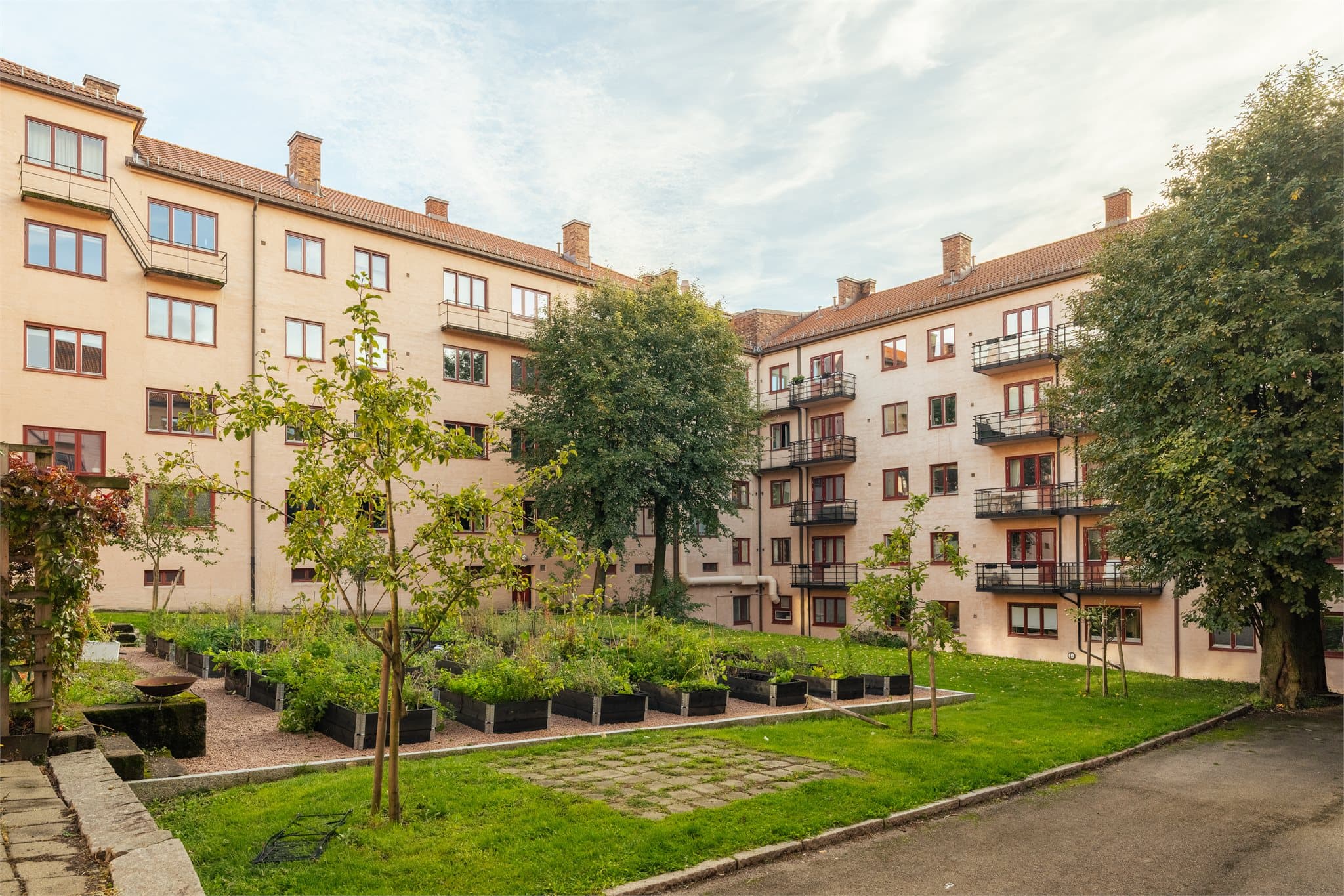 Gårdsrommet er opparbeidet med felles parsellkasser for beboerne.