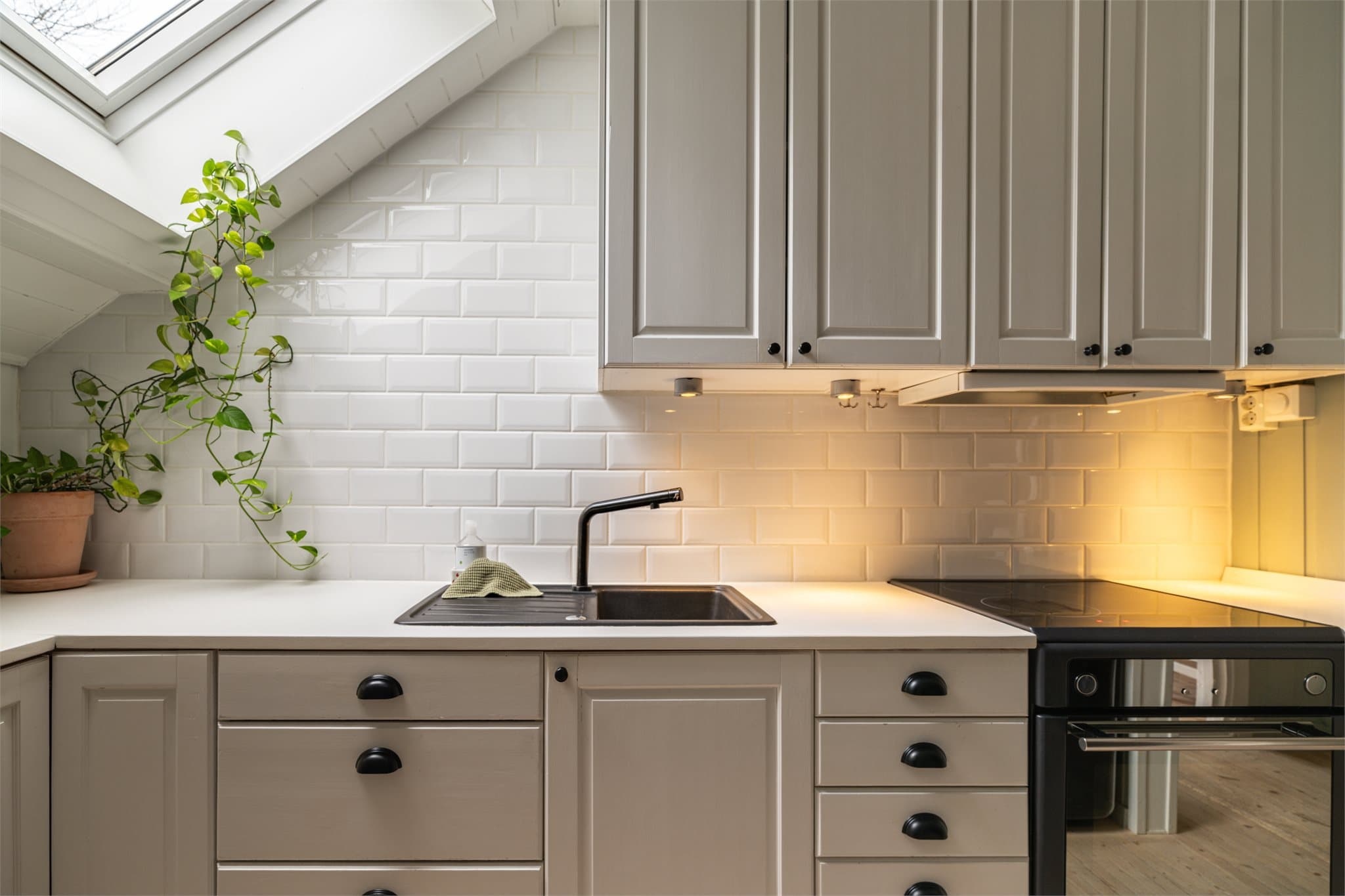 Benkeplaten i laminat har en nedfelt komposittkum, med belysning under overskapene for godt arbeidslys.