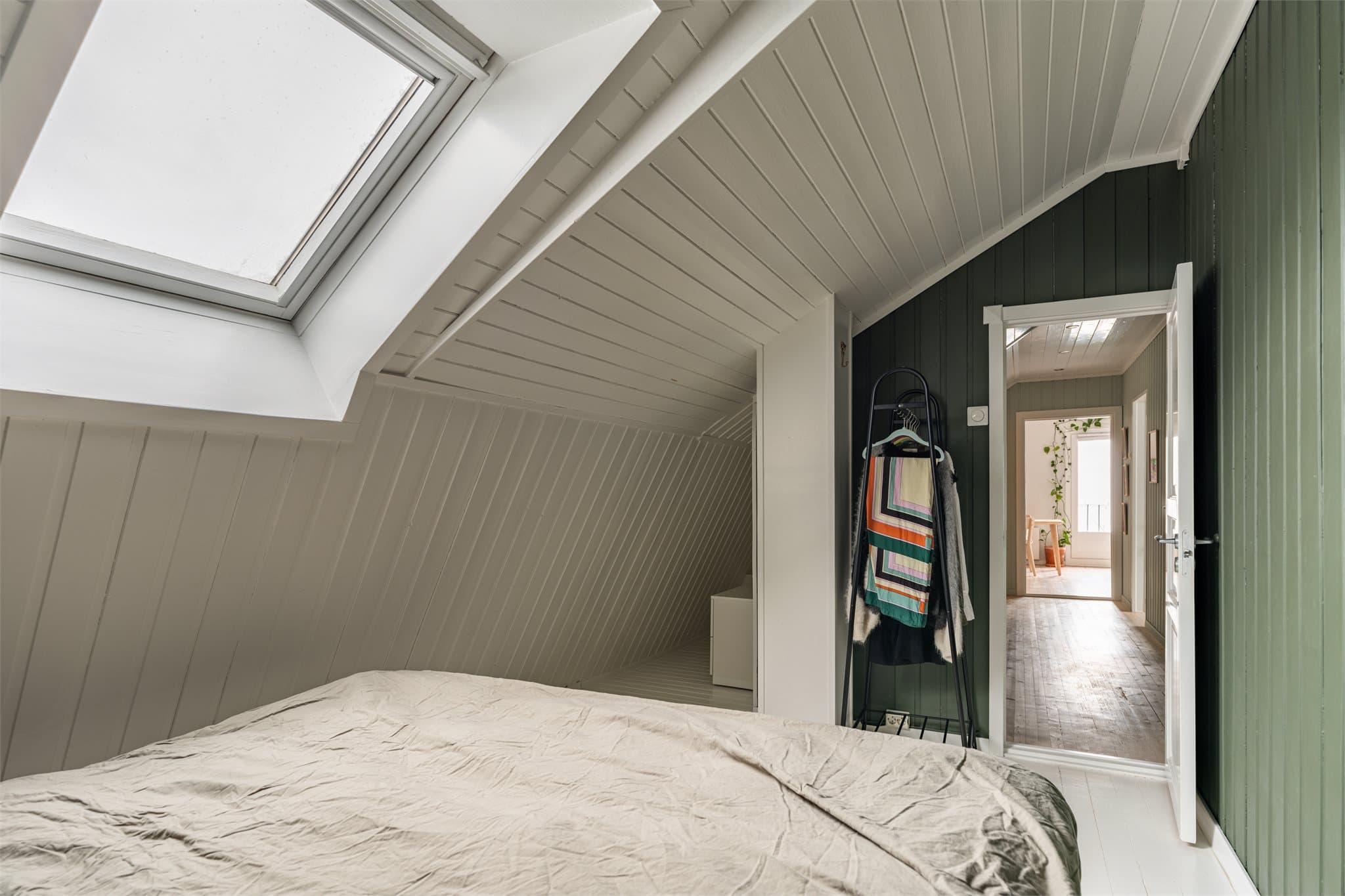 Glasset i takvinduet ble skiftet i 2019, og rommet varmes opp med elektrisitet.