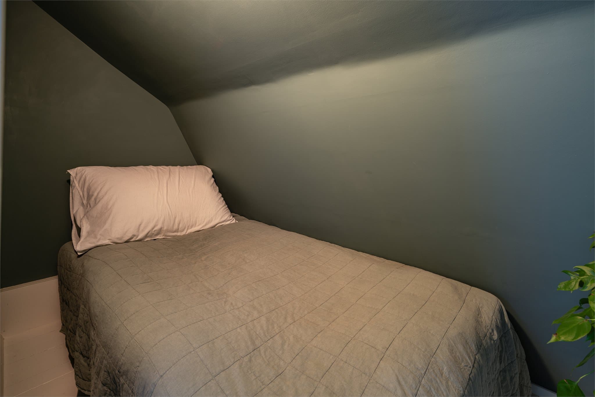 Alkoven utnytter plassen under skråtaket og fungerer godt som en ekstra soveplass.