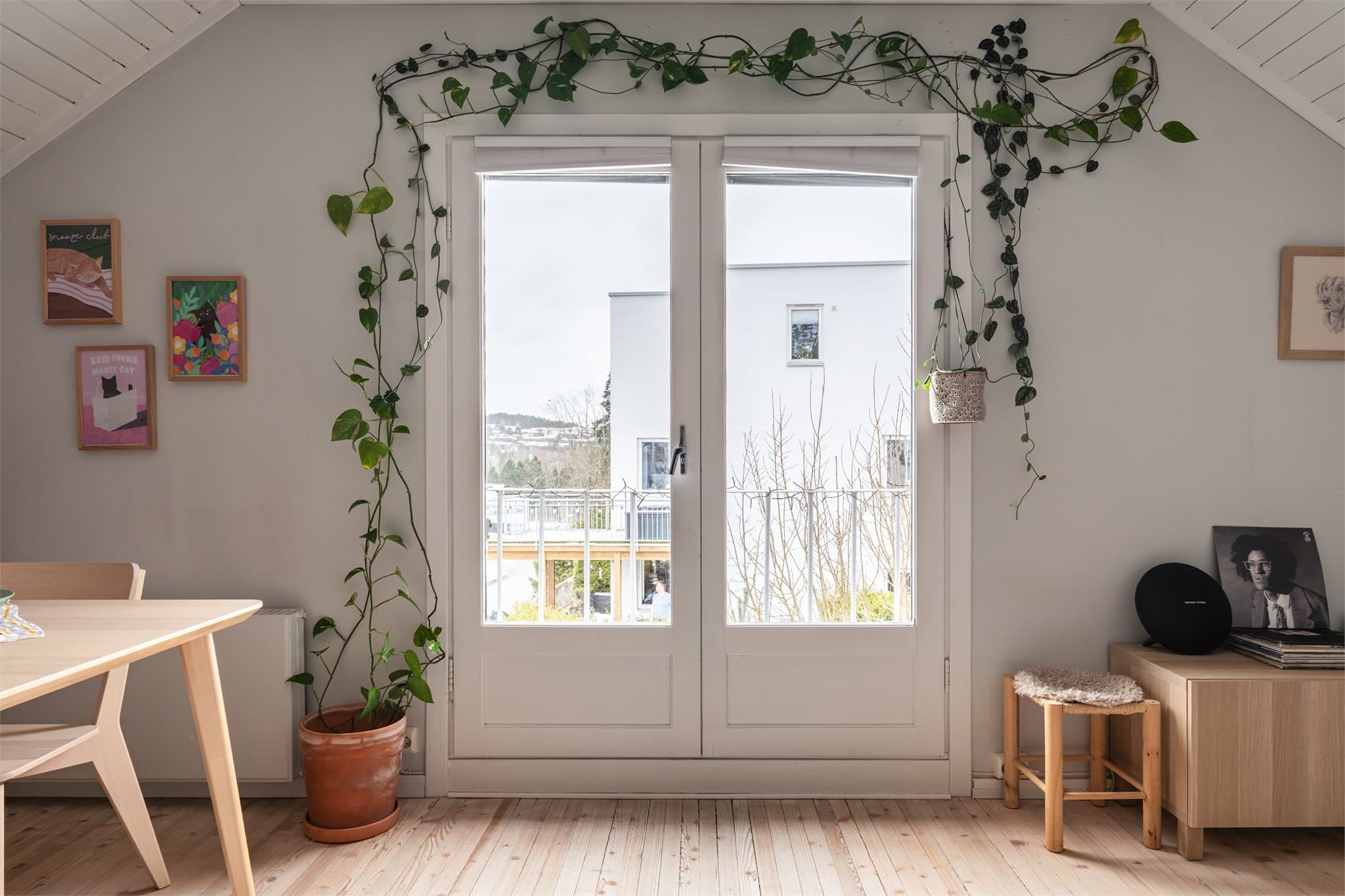 Stuen har en tofløyet, innadslående fransk balkongdør som slipper inn rikelig med lys.