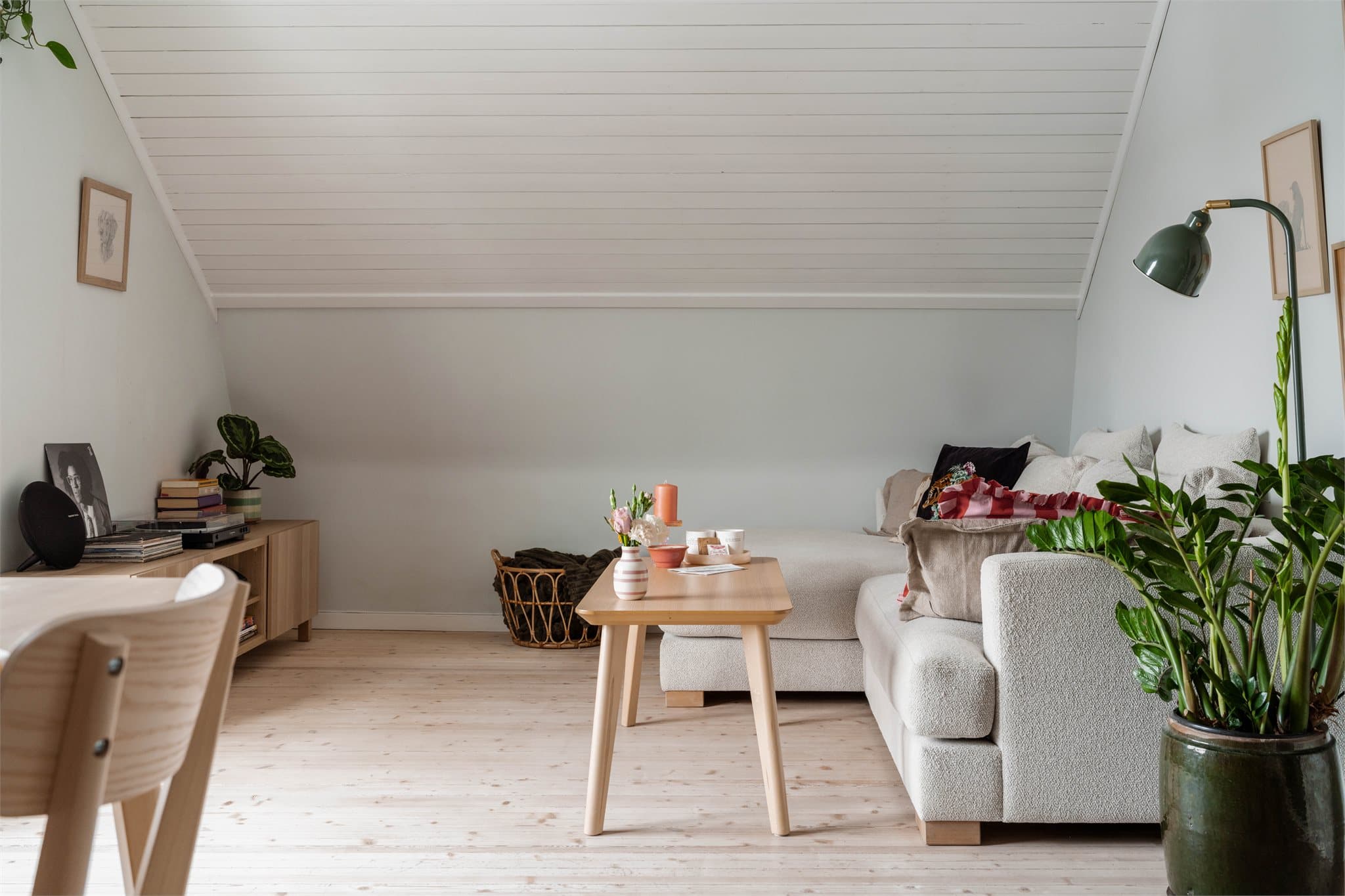 Stuen har en god takhøyde på opptil 2,48 meter, som sammen med skråtaket gir en luftig romfølelse.