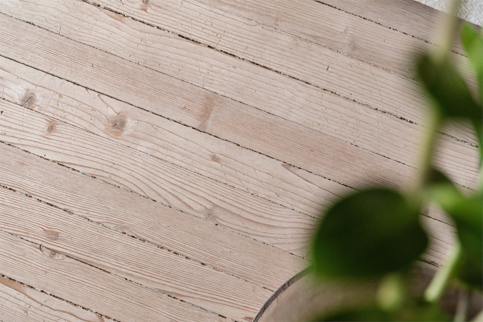 De lyse, noe hvittede tregulvene skaper en klassisk base i leiligheten.