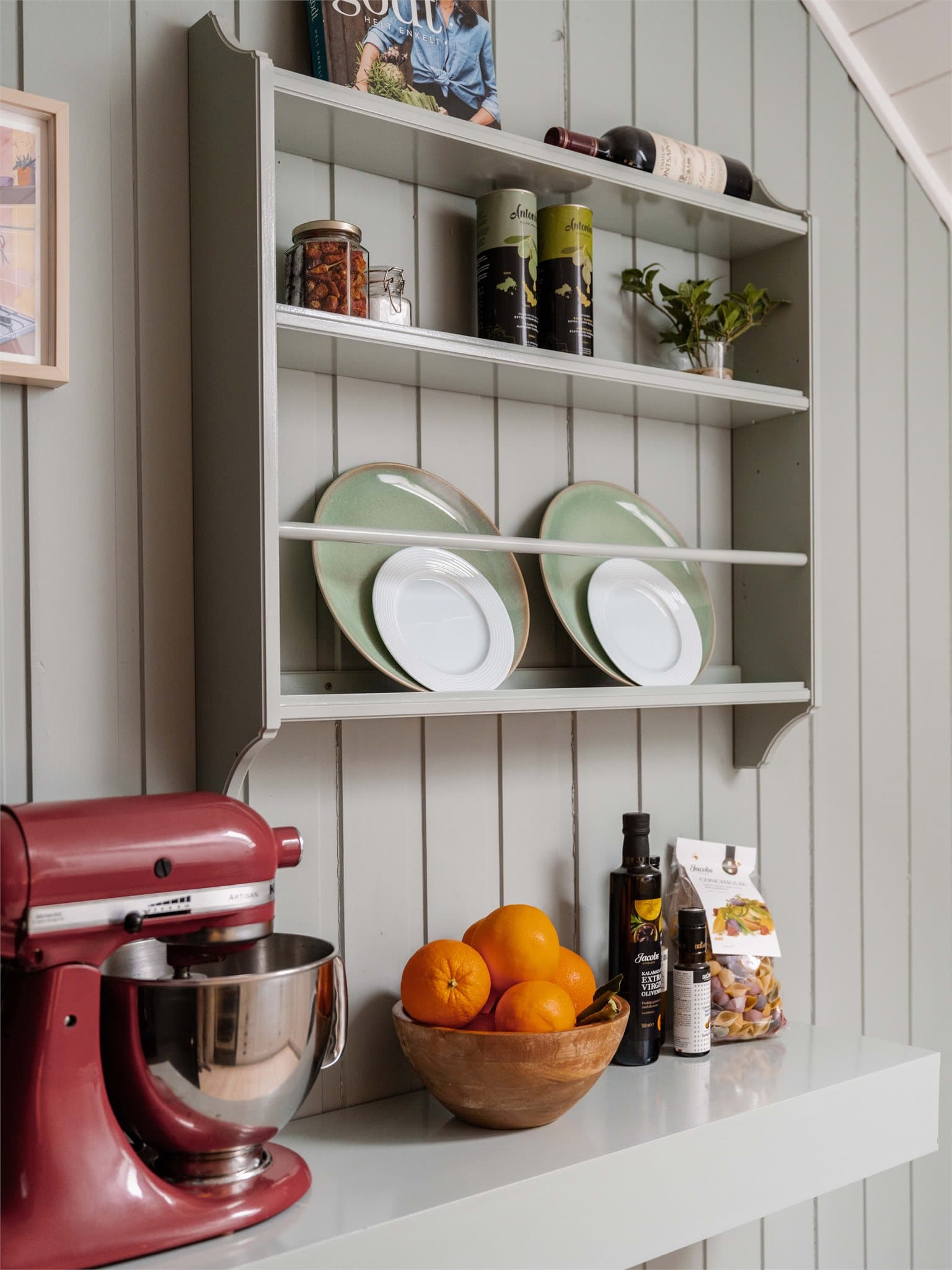 Åpne hyller gir god oversikt, og kjøkkenet er utstyrt med ventilator med avtrekk ut.