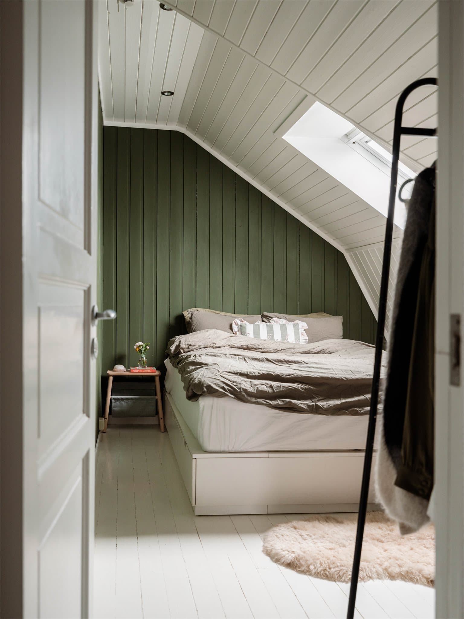 Leiligheten har et innredet rom som i dag benyttes som et lunt og adskilt soverom.