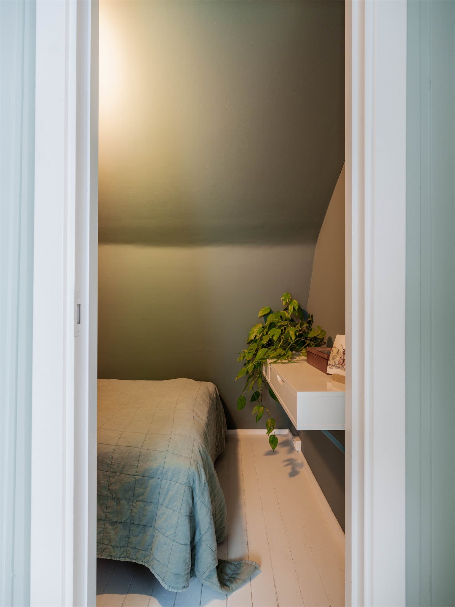 I tillegg til soverommet finnes en praktisk alkove, innredet fra et tidligere kott.