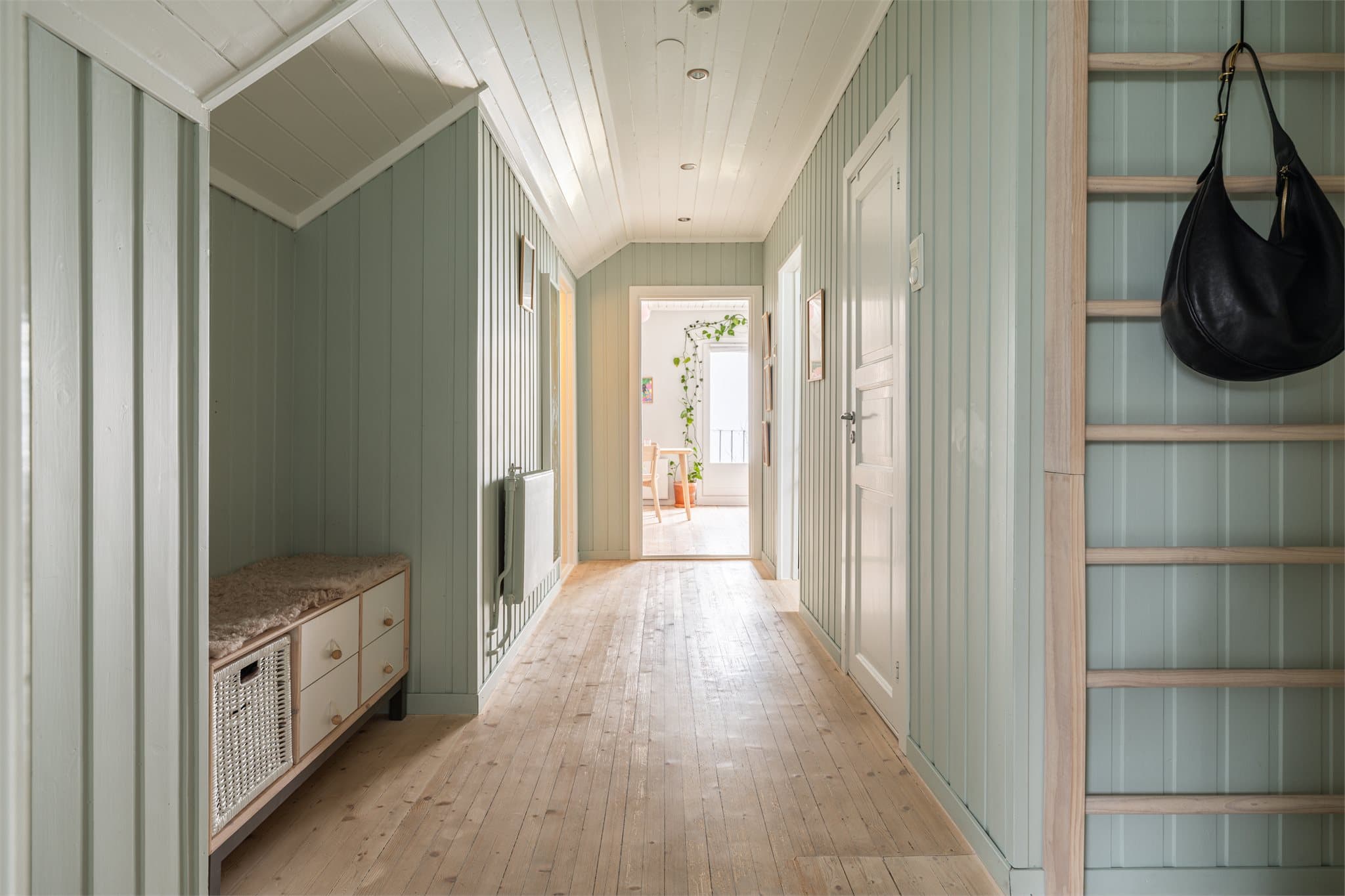 De lakkerte treplankgulvene, slipt og oljet i 2019, gir en gjennomgående og helhetlig følelse.