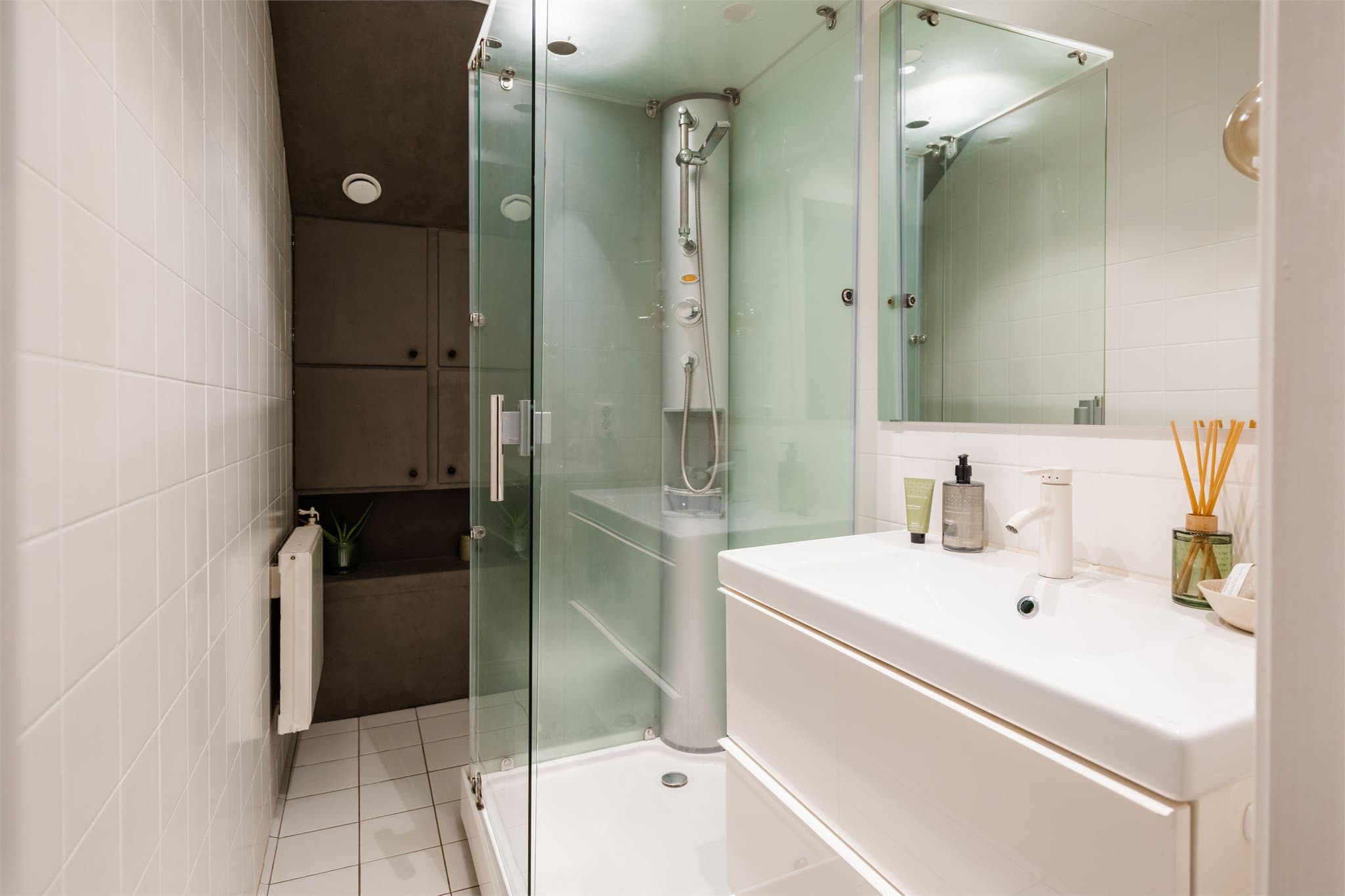 Badet ble pusset opp i 2015 og har flislagte overflater, dusjkabinett og servantinnredning med skuffer.